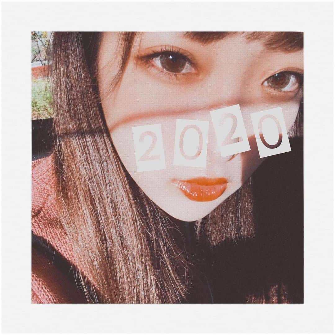 みなみのインスタグラム：「2020年も改めてよろしくお願いします🎍🐭 2019年は グッとこらえること 何もうまくいかないって悔しくて悲しかったことが一番あった年でした 2020年は2019年に学んだこと 成長したこと 自分の考えをふまえて すごく楽しみな年で、ワクワクが止まらない✨ いつも支えて、応援してくれる方 本当にありがとう。 感謝しても感謝しきれないからこそ いい報告で恩返していきたいなって 思う所存でございます！| ‹:)~❁ DMやメッセージ 毎回秒速で見てニヤニヤしながら和んでる！それが当たり前じゃないし 凄く嬉しいことだから幸せ。 私は本当に幸せもので毎日楽しいよお だいすき！」