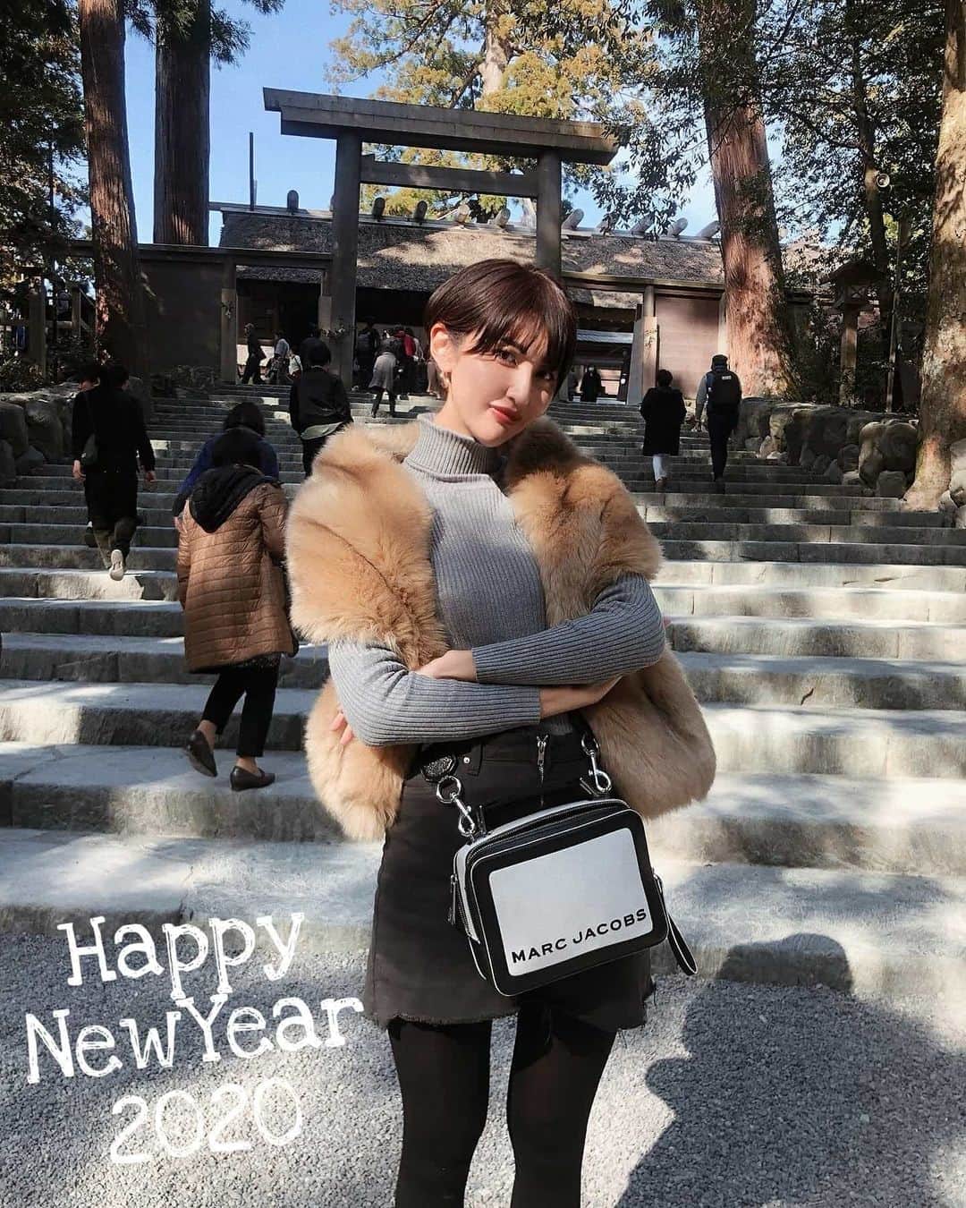 Lisaのインスタグラム：「. 2020年🐭 . 皆様今年も宜しくお願いします🙏🏻❤️ . 今年は喪中なので初詣には行けないので 初詣っぽい写真を。笑 . 今年本厄ですが、生まれてからずっと 強運だけは持ってる人間なので 負けないように努力する一年にします🙋🏼‍♀️ . #本厄#前厄はほんとに地味に嫌なことが続いた#でもなんとかなる精神#2020#伊勢神宮#ショートヘア#2019年の写真です#喪中のため新年のご挨拶は控えさせていただきます#みんな今年も宜しくお願いします#🐭」