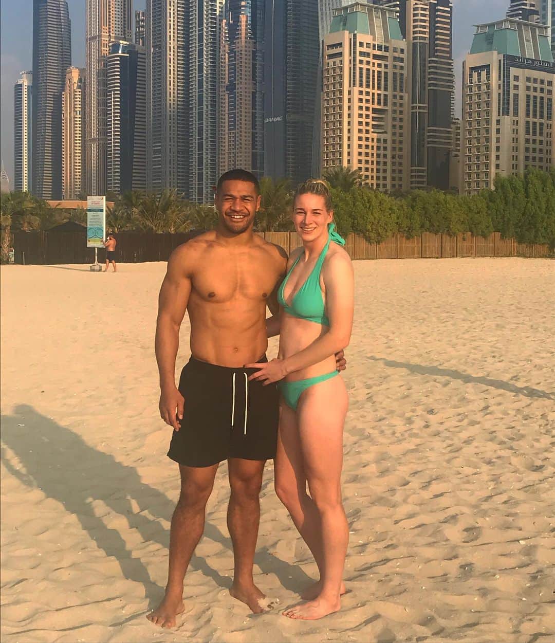 ジェンマ・ボナーのインスタグラム：「Life is a beach sometimes, but I wouldn’t have it any other way with you by my side ... 🖤 ⠀⠀⠀⠀⠀⠀⠀⠀⠀ Wishing my boy the biggest HAPPY BIRTHDAY and thank you for another year of living our best lives together 🥳🎉🥳」