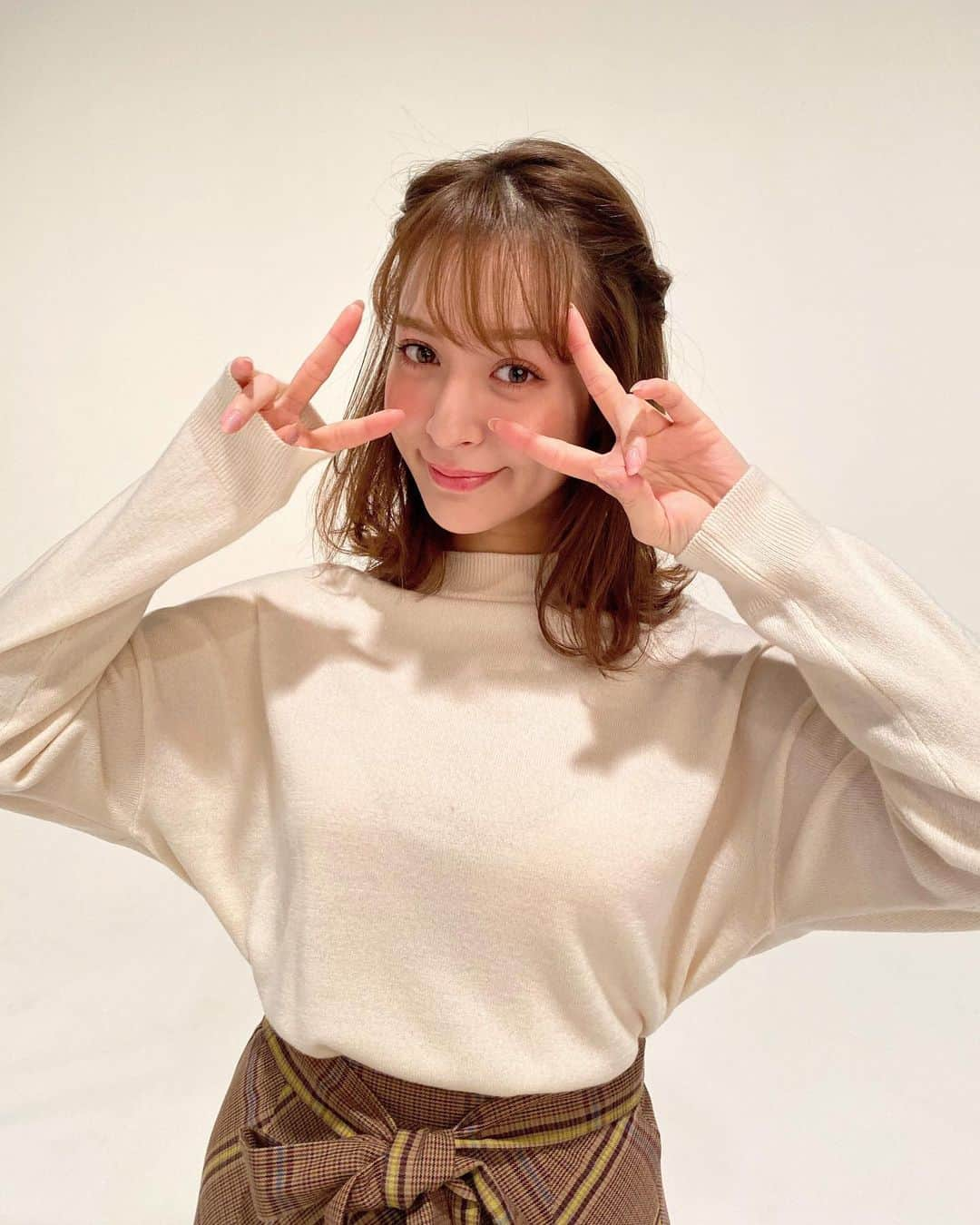 andGIRLさんのインスタグラム写真 - (andGIRLInstagram)「あけましておめでとうございます🎍🌅﻿ 今日から2020年！本年もよろしくお願いします✨﻿ ﻿ 2020年はandGIRL webオリジナル診断﻿ 「本当に似合うを見つけよう！」を﻿撮影中の 可愛い萌香ちゃんの﻿オフショットからスタート😋﻿ ﻿ オリジナル診断とは、大人気のカラー、骨格診断に﻿ 顔タイプと好きな服やメイクなどの﻿マインドから、 キャラまで反映した﻿コーデを提案する "和顔洋顔診断"が加わった andGIRLだけの、オリジナル診断なんです✨﻿ ﻿ きっとあなたのお悩みも解決してくれるはず⁉︎🤔 お正月、ゴロゴロしながら﻿ ぜひやってみてくださいね😊💕﻿ ﻿ ﻿ #あけましておめでとうございます﻿ #新年 #2020年 #happynewyear﻿ #野崎萌香 #撮影オフショット﻿ #診断 #診断コンテンツ #ファッション診断﻿ #カラー診断 #骨格診断 #顔タイプ診断﻿ #似合う #似合う服 ﻿ #最後に出てくるキャラが最高！﻿ #面白いイラストも必見です😆﻿ #andGIRLweb﻿ #andGIRL #アンドガール」1月1日 20時40分 - andgirl_jp