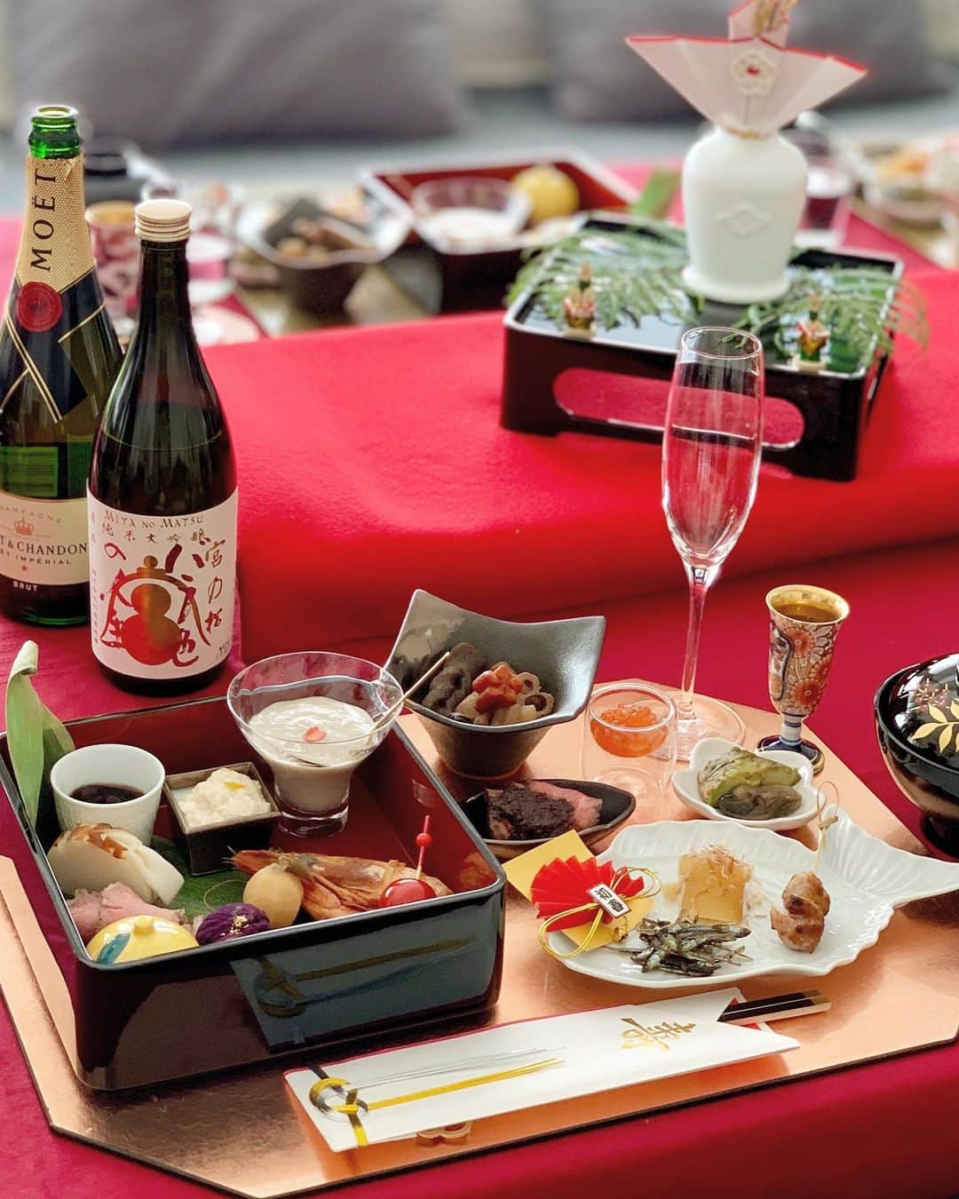 のインスタグラム：「明けましておめでとうございます㊗️🎍⛩🌅 最高に美味しいおせちから始まった2020年♡(私はお手伝い) 今年もやるべき事とやりたい事、どちらも楽しみながら取り組みたいです✨ ミナサマ2020年もさらに宜しくお願いしまする♡ ・ ・ #2020年  #おせち料理  #happynewyear2020」