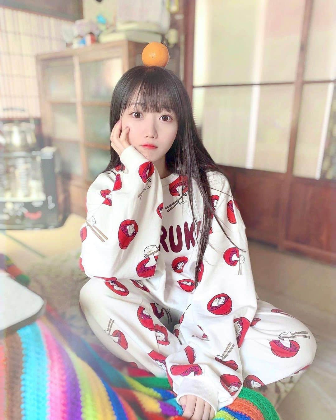 大谷映美里さんのインスタグラム写真 - (大谷映美里Instagram)「🎌🍣🎌🍣 ㅤㅤㅤㅤㅤㅤㅤㅤㅤㅤㅤㅤㅤ ＼あけましておめでとうございます⛩／ ㅤㅤㅤㅤㅤㅤㅤㅤㅤㅤㅤㅤㅤ 2020年もよろしくお願いします！ おばあちゃんのお家に来てるよ〜こたつあったかい〜 ご飯が美味しい〜スウェット可愛い〜🍶 ㅤㅤㅤㅤㅤㅤㅤㅤㅤㅤㅤㅤㅤ おしるこスウェットは #PNYUS です❤️ 似合ってる…？？？？？🥰 ㅤㅤㅤㅤㅤㅤㅤㅤㅤㅤㅤㅤㅤ」1月1日 20時42分 - otani_emiri