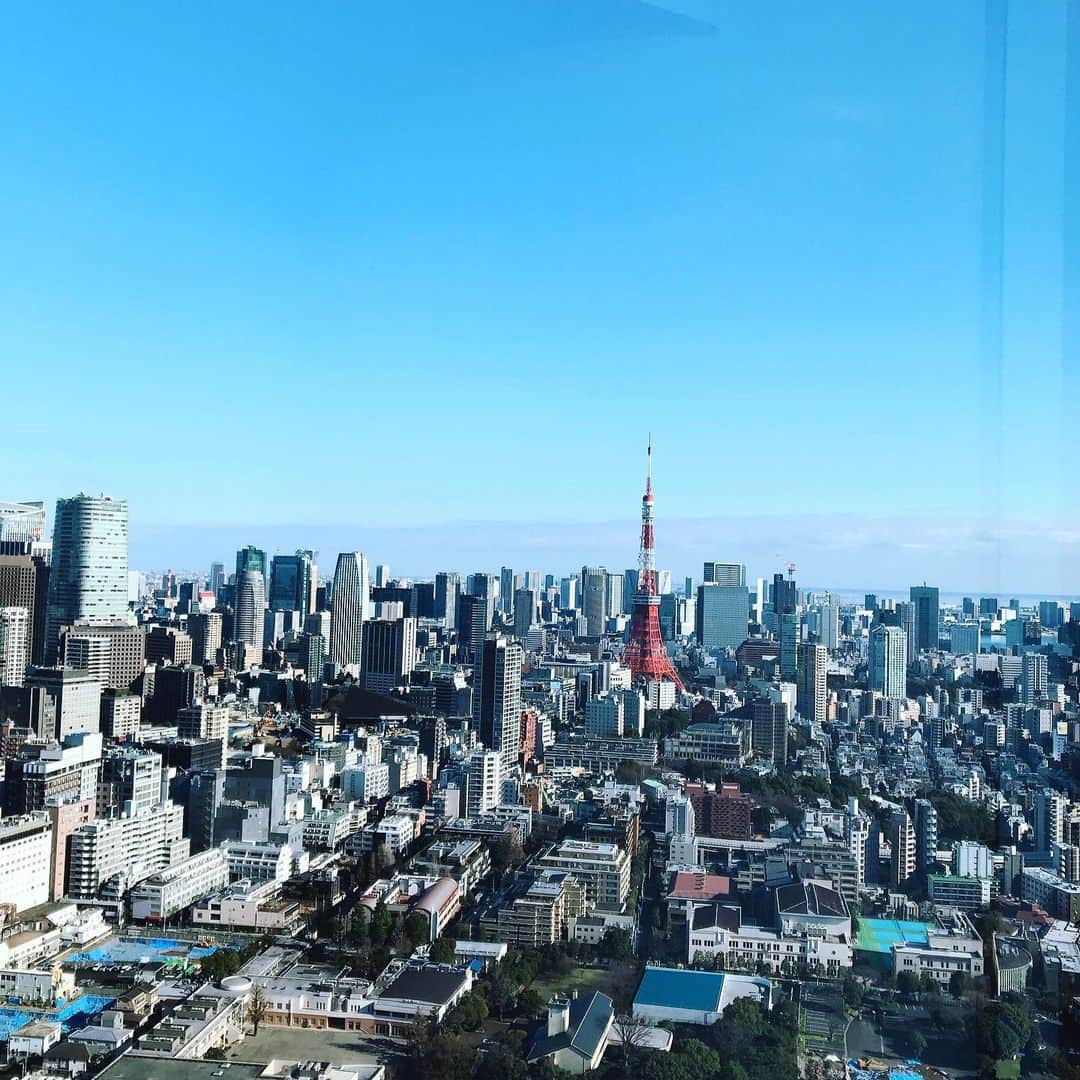 のインスタグラム：「明けましておめでとうございます。  今年もよろしくお願いします。  今年は、将来を見据えて新たなことに  チャレンジする1年になるよう、  しっかり取り組んでいきたいと思います。  皆さんにとって笑いの多い１年になりますように！  #謹賀新年#子年#2020年#新年#初詣#参拝するのに2時間#おみくじの列に並ぶ体力はなかった#RKBのテレビとラジオをよろしくお願いします。」