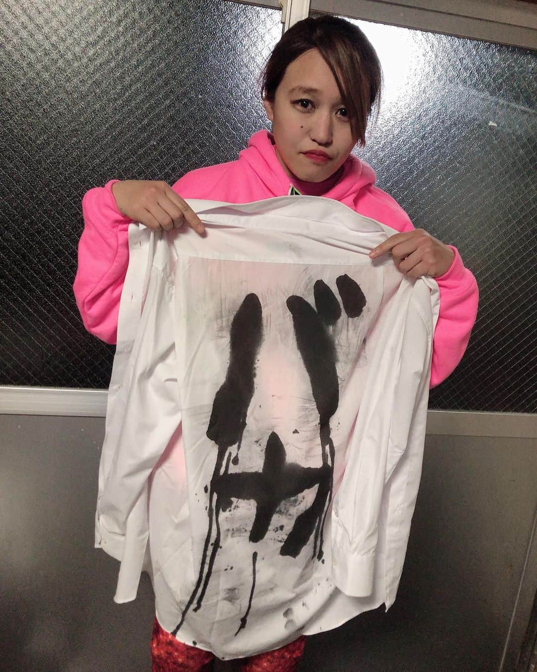 朱里さんのインスタグラム写真 - (朱里Instagram)「#wavepro 応援してくれたみなさんありがとうございました✨ ワイシャツにこんなんかかれました。。今日もいろんな事があり、、、なんなんだ！コミカルエースなんてやっぱり嫌だーー！！ 散々な目にあいまくり💦  野崎ちゃんの持ってるレジーナのベルトも狙ってくから😤 #元旦　#新木場　#prowrestling #happynewyear」1月1日 20時54分 - syuri_official