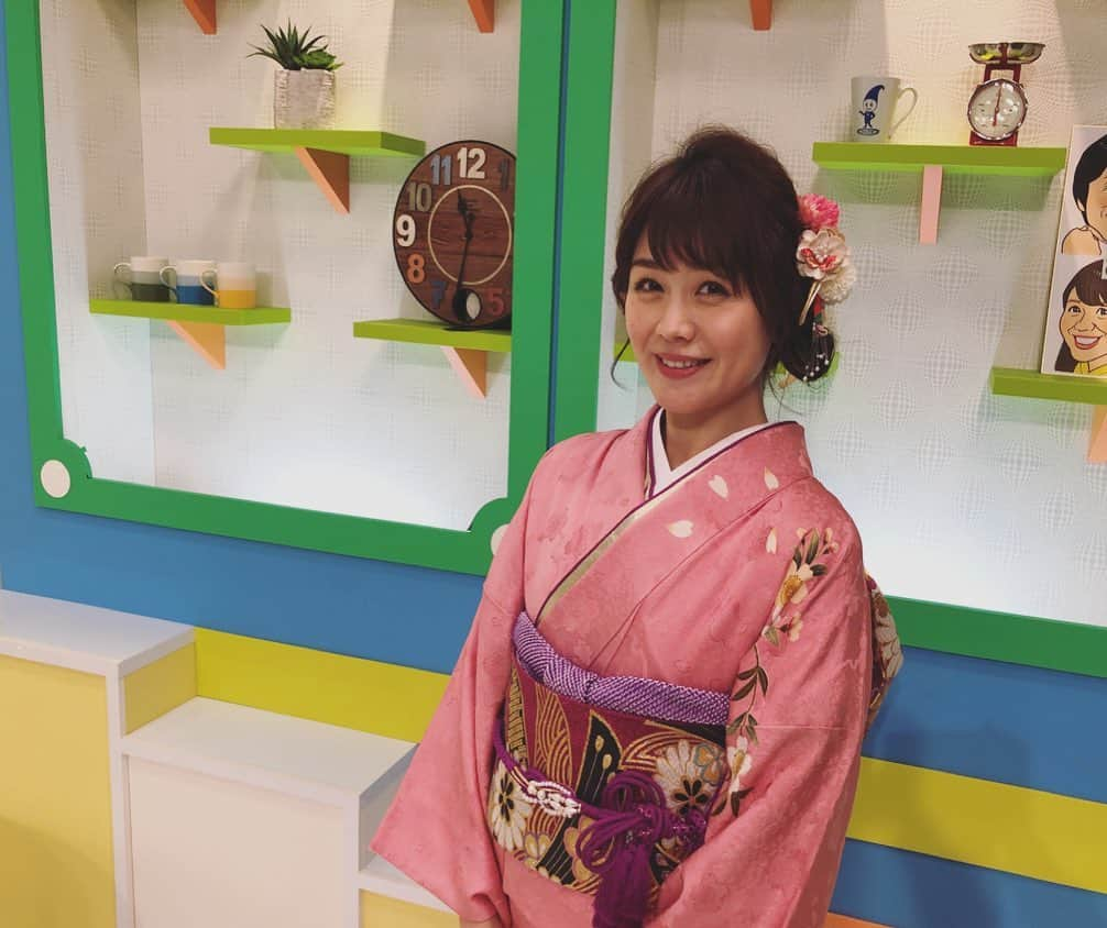 高井瑛子さんのインスタグラム写真 - (高井瑛子Instagram)「. . あけましておめでとうございます🎍⛩ . ２０２０年が始まりましたね✨ . 皆さんにとって 素敵な一年になりますように。 . . お正月のPR撮影のため 振り袖を着ました！ 着ると気持ちが上がりますね😆🎵 . 撮影時も和気あいあい。 小山アナウンサーに 「千歳飴ちゃん」みたいと言われました。 . 新潟県内でご覧いただけます。 . . ２０２０年 最初のまるどりっ！は １月１１日（土）午前９時３０分から放送です！ ぜひご覧下さい❣️ . . -------------------------------------------- #新潟テレビ21 #アナウンサー #撮影 #まるどりっ #新潟 #振り袖 #着物 #2020 #PR #旅してちょうない #旅ちょ #ux #あけましておめでとうございます #新潟限定 #ヘアアレンジ #ミディアム #カメラマン」1月1日 20時47分 - ux_takai.eiko