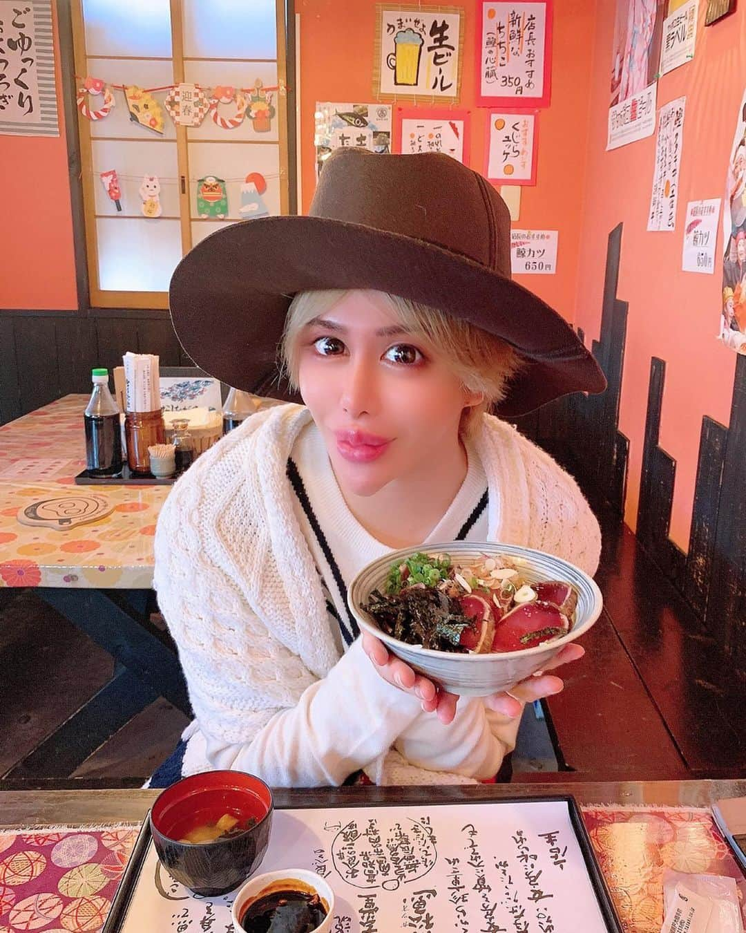 アレンさんのインスタグラム写真 - (アレンInstagram)「Japanese delicious fish rice bowl moved me🐟💕Impressive! It's a really fresh!!! アレン、海鮮丼大好きっ💖✨💖✨💖 #cuteboy #japaneseboy #asianboy #japan #japanesefood #ricebowl #plasticsurgery #cosmeticsurgery #picturesque #japan_photo #japan🇯🇵 #lovemylife #instaworthy #instaboy #ilovefood #lipinjections #sexy #beautifulboy  #アレン #整形 #整形男子 #整形男子アレン #海鮮丼 #鰹のタタキ #グルメ好き #海鮮丼🐟 #美味しいもの大好き #美しい日本 #美男子」1月1日 20時48分 - allen_japan_official