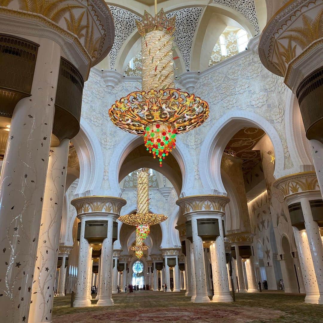 のインスタグラム：「元旦はモスクに🕌 綺麗だった〜 この次はルーブル美術館アブダビに行ってきました #アブダビ #ドバイ旅行  #おさかなゆきの旅」