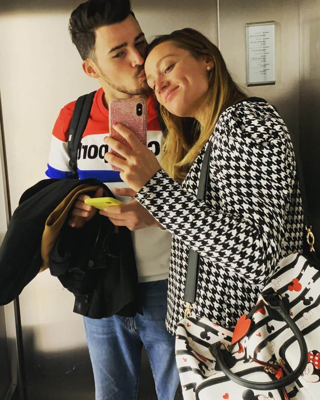 ミレイア・ベルモンテ・ガルシアのインスタグラム：「FELIZ 2020 A TODOS!!!!!💖💖💖💖💖 Gracias 2019 por hacer que aprenda de muchas cosas. Gracias por darme oportunidades para mejorar y ser mejor en varios ámbitos de mi vida. Gracias por dejar que disfrute de las personas con las que estoy cada día 🏊🏻‍♀️. Gracias por dejarme disfrutar de mi familia y mis amigos, los ratos que puedo compartir con ellos. Y por último, Gracias por poner en mi camino a esta personita de aquí ⬆️⬆️ @angelcapel, por hacer que comparta su vida conmigo.  Welcome 2020, se que este año nos depararán cosas impresionantes 💋.」