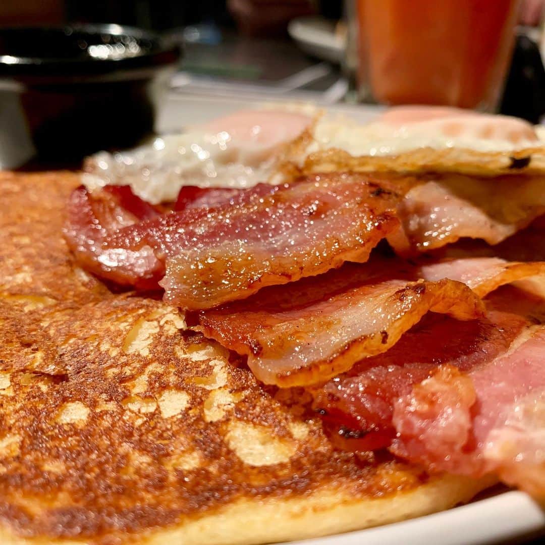 Eat With Steph & Coのインスタグラム：「Happy New Year! No better way than to start off the new year with @wahlburgers.uk new breakfast menu! Definitely stop by and try them out, especially perfect for a post New Year’s hangover haha 🎉 #invited」