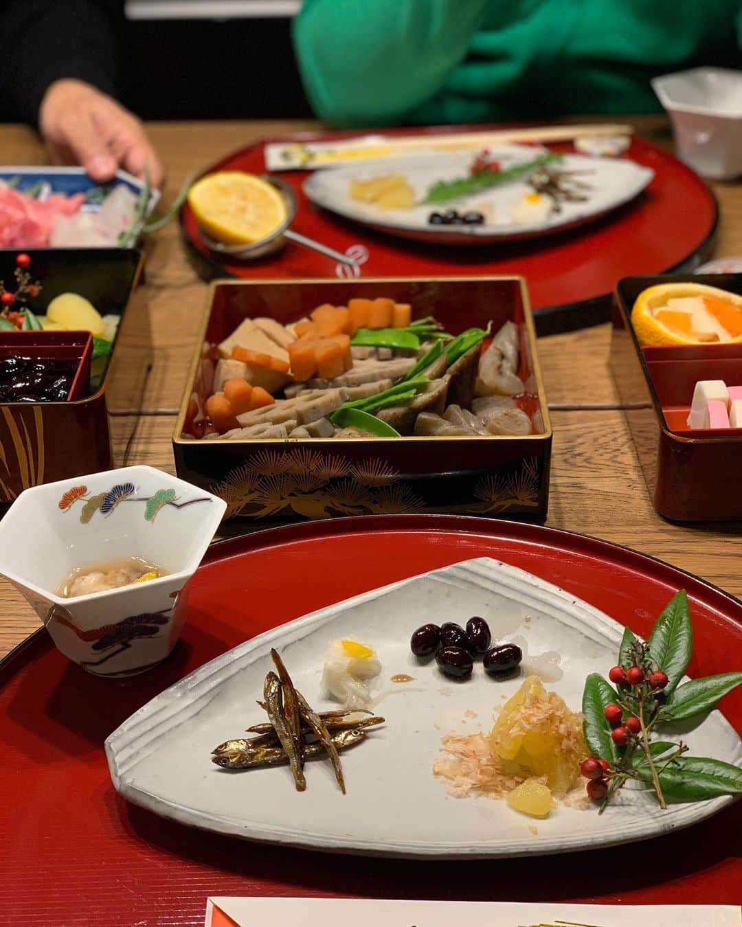森上亜希子さんのインスタグラム写真 - (森上亜希子Instagram)「皆さま、明けましておめでとうございます🎍 今年も母の手作りお節料理で始まりました。  今年はいよいよ東京2020！ 楽しみでなりません！！ 私にとってもまたチャレンジの年になると思います。 私も頑張ります！！ 皆様にとっても幸多き年でありますように！ 今年も宜しくお願い致します！  #お正月 #日本のお正月 #手作り #お節料理  #感謝 #新たな挑戦 #頑張ります #tennis #テニス」1月1日 21時14分 - akiko_morigami