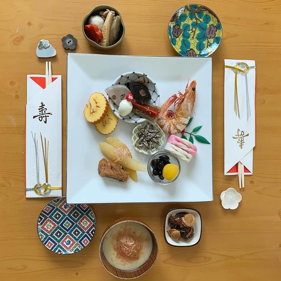 ukapiのインスタグラム：「⠀ ⠀ ⠀ 明けましておめでとうございます🎍 ⠀ おせちをこたつで食べるのが、 毎年の幸せ🍊 来年はお正月っぽい豆皿でリベンジしよう。笑 ⠀ ⠀ #九谷焼豆皿#九谷焼#おせちプレート#おせち」