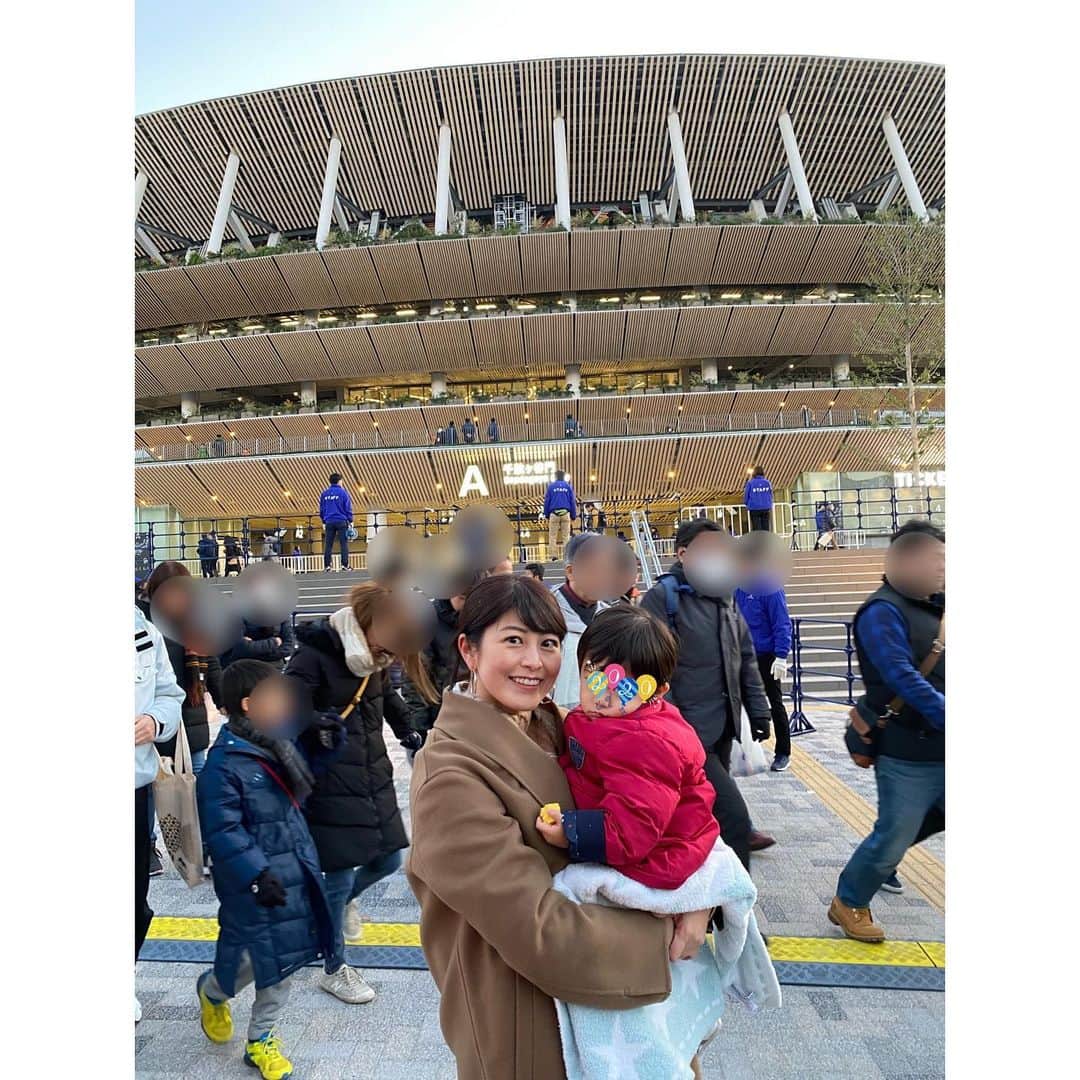 のインスタグラム：「皆さま明けましておめでとうございます🎍今年もどうぞよろしくお願いします ✴︎ 2020年のスタートは国立競技場でした⚽️オリンピックパラリンピックイヤーの元日に縁起が良さそう✨ 天皇杯決勝、鹿島vs神戸の試合を観戦しました 息子は初めて生で見るサッカー、キョロキョロしながらも楽しそうにしていました  #オリンピックのチケットは我が家は全滅 #もしかしたら行けないかもしれないので雰囲気を感じに #神戸おめでとうございます #明日は箱根駅伝  #いまだになぜかソワソワします #国立競技場 #天皇杯 #サッカー観戦 #正月」