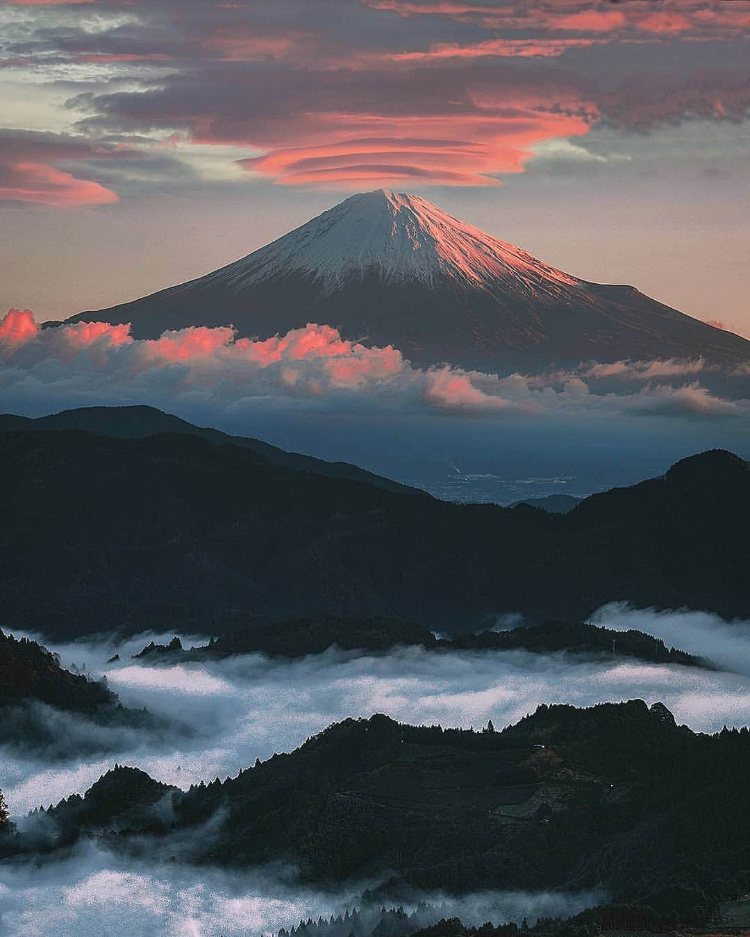 Berlin Tokyoのインスタグラム：「Let the new year begin, let it be filled with hopes, happiness and prosperity. Celebrate the beginning of a new decade with the spectacular view of Mt. Fuji glowing in the rising sun. . . Happy New year 🎉 . 明けましておめでとうございます! 今年もよろしくお願いします。 . . . #hellofrom Mt-fuji #japan」