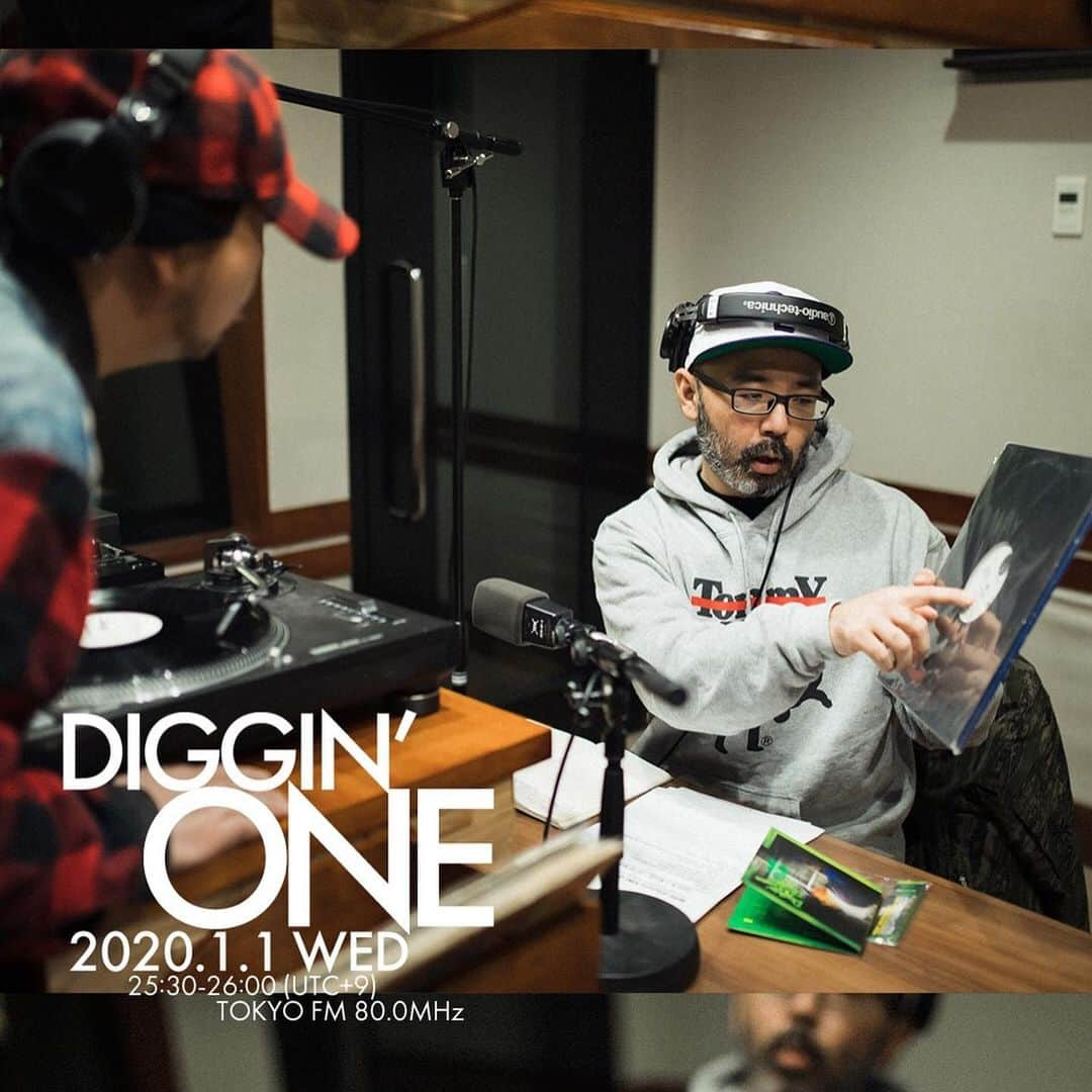 MUROさんのインスタグラム写真 - (MUROInstagram)「今夜のTFMでの『KING OF DIGGIN’』は、元旦1月1日にちなんで『ONE』が曲名に付く楽曲を中心にMIXをお届け致しマス♪ 90年代によく現場でプレイしたHIPHOP、R&Bの懐かしい楽曲達をノンストップでMIXしてみようと思いマス♪ 📡⚡️ 今夜も深夜1時半からの30分間、 レコードでの『音の旅』に是非 お付き合いください‼︎ ✈️ @tokyofmofficial  @king_of_diggin  @opec_hit  @junyashimizu  @kentaro4139575  @lililililililillil  @seishiromorikawa  @m.o.tr  @habari_wood  Photo by @murakenphoto  #20200101 #tfm_kod  #元旦 #1月1日 #digginone #1991 #soultrain  #umcs  #onetwogrowon  @digginconnection」1月1日 21時36分 - dj_muro