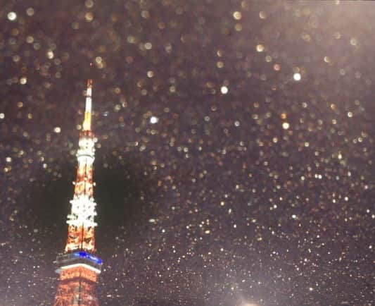 雪見えみるさんのインスタグラム写真 - (雪見えみるInstagram)「☽･:*﻿ 東京。﻿ *﻿ 2020年の年越しはどうしても東京で過ごしたくて.*･ﾟ　.ﾟ･*.﻿ 北海道も大好きだけれど、まだまだ東京に居たい。だからスタートは東京で。﻿ *﻿ 色々なことを経験して、強くさせてくれて、変化が止まらないこの都市で生きていくことは北海道で人を信じてのほほ〜んと生きてきた自分にとって試練が多かった新しい人生でした。﻿ *﻿ でも今は『幸せ!!!!!!!!!!!!』って胸を張って言えます✧︎*。﻿ *﻿ その幸せは私ひとりだけでは絶対に叶えられなかったことだし、周りの皆様にすごくすごく支えられてきました🥺!!!!!!!!!!!!!!﻿ *﻿ ありがとうございます😭!!!!!!!!﻿ そして、恵比寿マスカッツになれたことは人生で最大の幸せ!!!!!!﻿ 芸能界では色々なグループがありますが、﻿ 私は『恵比寿マスカッツ』の『メンバー』になれたことが 唯一の自慢で誇りです୨୧⑅*.﻿ 今年で10周年のマスカッツも楽しみだぁ💕﻿ *﻿ 2020年どんどん挑戦していきます✶✧✯﻿ こんな私ですがよろしくお願いします🙏﻿ *﻿ カウントダウンは東京に来てから初めてできた心友ちゃんと一緒に年を越しました☽･:*﻿ 私のことをすごく理解してくれて行動力があって思いやりの大切さを教えてくれる、一緒にいると気持ちがとても穏やかになる、たくさん笑ってくれてパワーを与えてくれる存在✩.*˚私とずーっと仲良くしてくれてありがとう☆*。そしてずーっと笑ってバカ騒ぎしようねっ⸝⸝⸝⸝♡﻿ *﻿ *﻿ *﻿ *﻿ *﻿ #あけましておめでとう﻿ #2020﻿ #恵比寿マスカッツ﻿ #初代恵比寿マスカッツ﻿ #親友﻿ #心友﻿ #東京﻿ #東京タワー #大好きな東京タワーは月1で行っている気がする」1月1日 21時37分 - yukimi_emiru