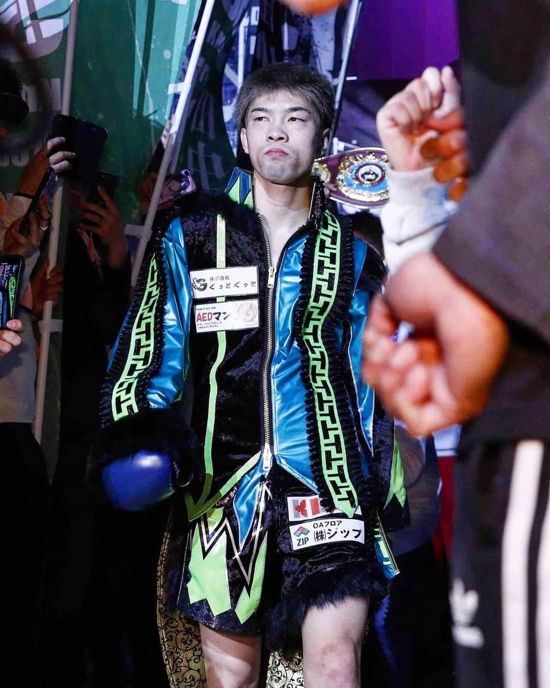 田中恒成のインスタグラム：「☆彡 明けましておめでとうございます‼︎ 2020年 一皮向けた新しい田中恒成になりたいと思います。 そしてどんどん前へ進む。変わる。強くなる。 本年もどうぞ宜しくお願いします。 #2020年  #田中恒成 #koseitanaka」
