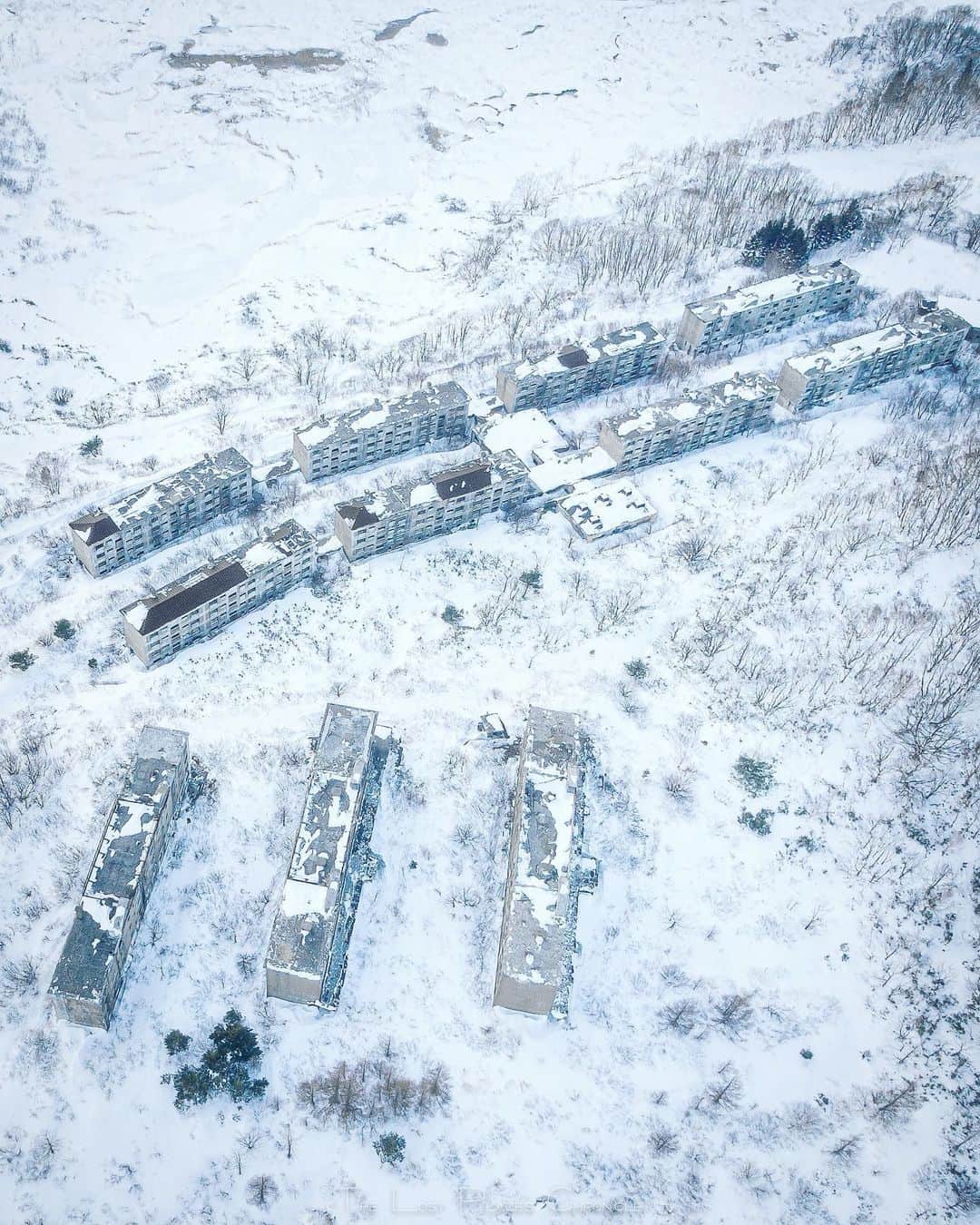 啝 （わ）のインスタグラム：「Winterreise 𓆲 𓆲 𓆲 #droneoftheday #djimavicpro #djiglobal #drone #dronephotography #dronestagram #dji #topdronephotos #fromwhereidrone #wedroneasia #droneosoar #skyhilife  #japan_urbex #JJ_URBEX #jp_gallery #kf_urbandonedmasks #KINGS_ABANDONED #m3xtures #Meistershots #moodygrams #nature_takes_over #natures_reclaim #pr0ject_uno #rsa_preciousjunk #savethedecay」