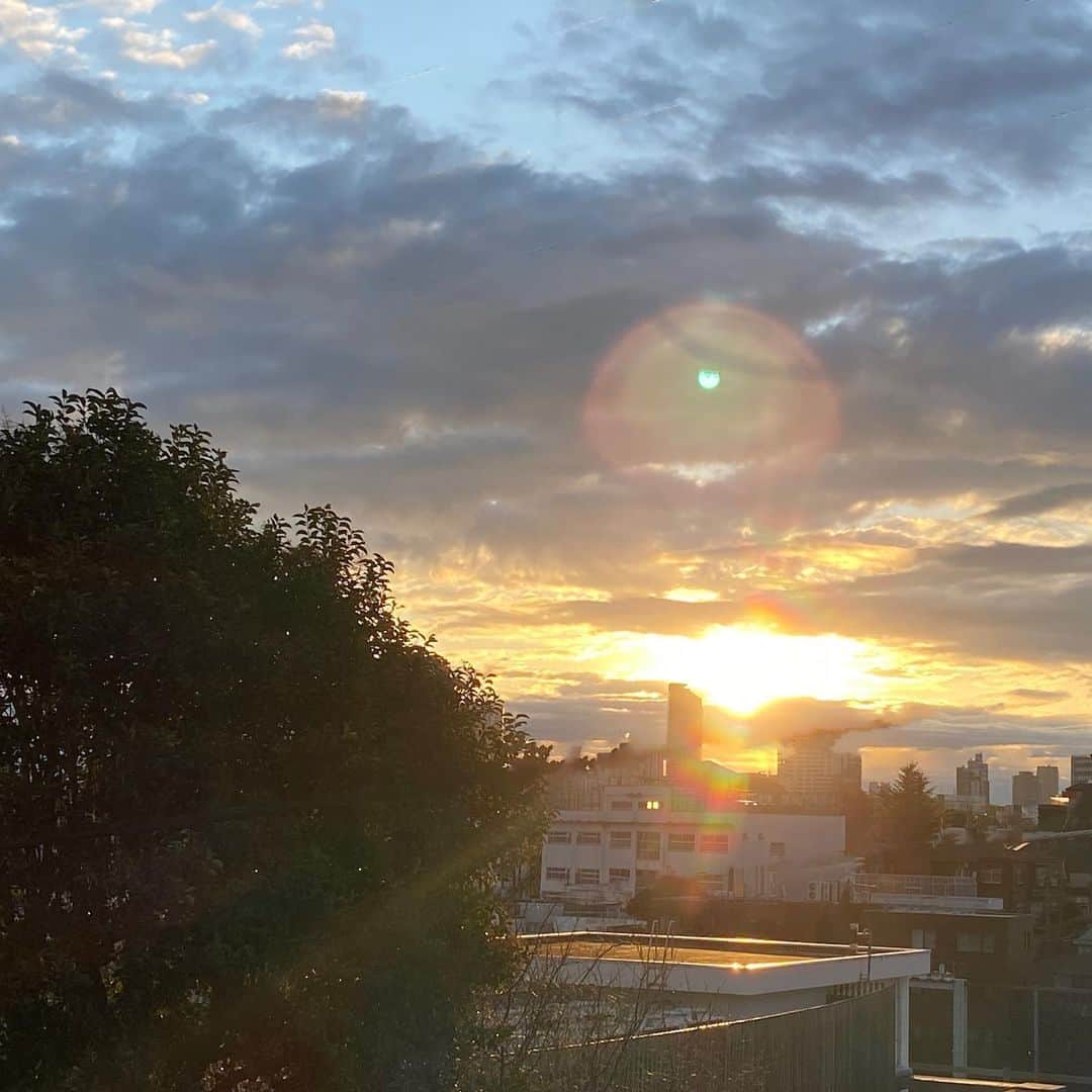 MICHIRUさんのインスタグラム写真 - (MICHIRUInstagram)「今年は久しぶりに東京で年越し。 早起きして久しぶりに部屋からの初日の出を拝みました。 雲の間からちょこっと太陽が🌤ありがたや〜。 . 毎年恒例の草津でのお正月はピリリと引き締まる空気が心地いい。 今年もよろしくお願いいたします♨️ . #2020 #草津温泉　#草津湯畑　 #喪中のため新年のご挨拶は控えさせていただきます」1月1日 21時41分 - barbiemichiru