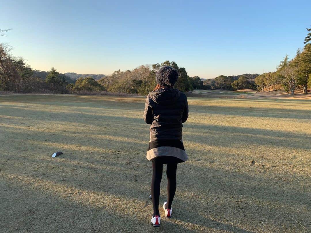 久松郁実さんのインスタグラム写真 - (久松郁実Instagram)「﻿ ﻿ 新年明けましておめでとうございます⛩﻿ ﻿ ﻿ 元旦からゴルフに行ってきました！﻿ 新年1発目のスコアは﻿ とても酷かったけど、、、🙄💭﻿ 楽しかったから気にしません！！笑﻿ ﻿ ﻿ 少し久しぶりのゴルフだったけど﻿ やっぱり最高に楽しかった⛳️﻿ ﻿ ﻿ #2020﻿ #年女です🐭﻿」1月1日 21時41分 - ikumi_hisamatsu