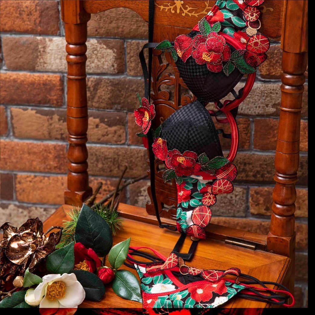 Ravijour Official Instagramさんのインスタグラム写真 - (Ravijour Official InstagramInstagram)「#ONSALE A HAPPY NEW YEAR 2020 日本を代表する花「椿」をあしらった "正月ブラ"が初売りより数量限定で発売。 着物の色気をランジェリーに落とし込んだ、 限定アイテムを今すぐチェック◎ - #RAVIJOUR #ラヴィジュール #NEWYEAR #正月ブラ」1月1日 21時43分 - ravijour_official