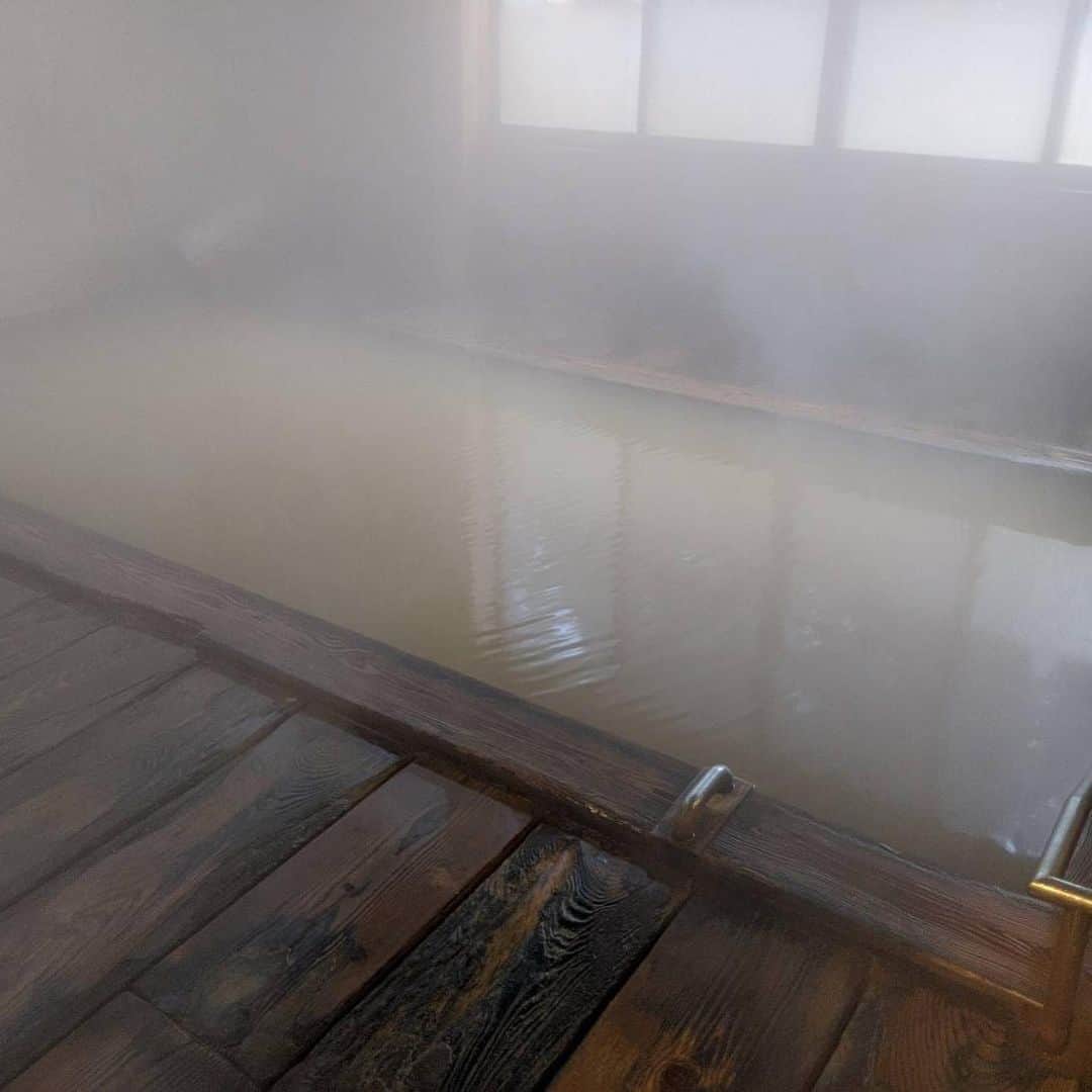 林千晶さんのインスタグラム写真 - (林千晶Instagram)「前日まで晴れてたのに、朝は雪。高山村の村営 大湯もぬる湯とあつ湯があり、38-39度と44-45度に設定されている。この5度の違いが、驚くほどなのだよ。 #大湯　#藤井壮」1月1日 21時55分 - chiaki_0808