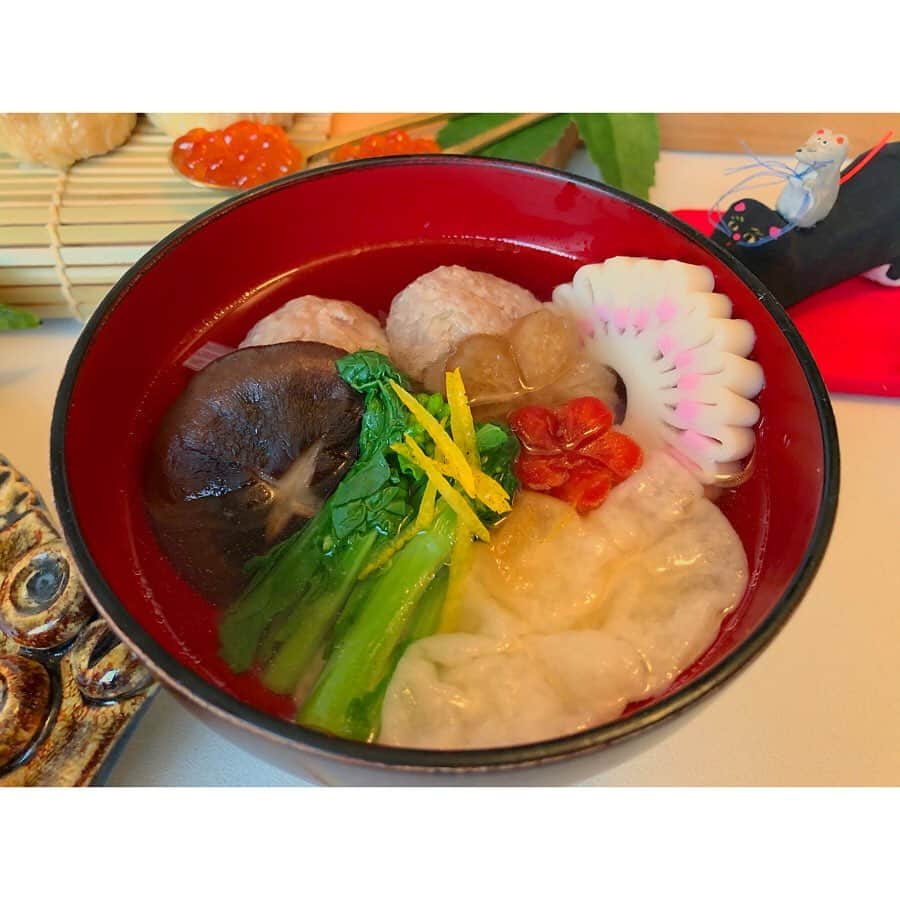 森千波さんのインスタグラム写真 - (森千波Instagram)「あけましておめでとうございます。 今年もおせち作りを楽しみました(^^) 今年もよろしくお願いいたします！  #1000gohan#おせち作り . . . . . #Japan#food#japanesefood#osechi#cooking#yam#おせち#おせち料理#正月#料理#🍱#お雑煮#2020」1月1日 22時05分 - 1000wave