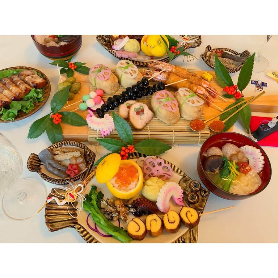 森千波さんのインスタグラム写真 - (森千波Instagram)「あけましておめでとうございます。 今年もおせち作りを楽しみました(^^) 今年もよろしくお願いいたします！  #1000gohan#おせち作り . . . . . #Japan#food#japanesefood#osechi#cooking#yam#おせち#おせち料理#正月#料理#🍱#お雑煮#2020」1月1日 22時05分 - 1000wave