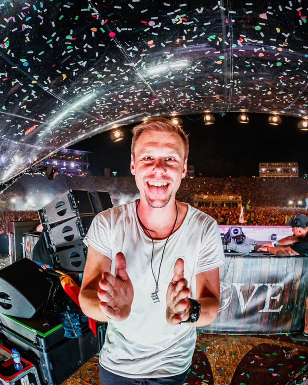 Armin Van Buurenさんのインスタグラム写真 - (Armin Van BuurenInstagram)「Happy New Year!! Wishing you lots of love, happiness, health and music for 2020!」1月1日 22時03分 - arminvanbuuren