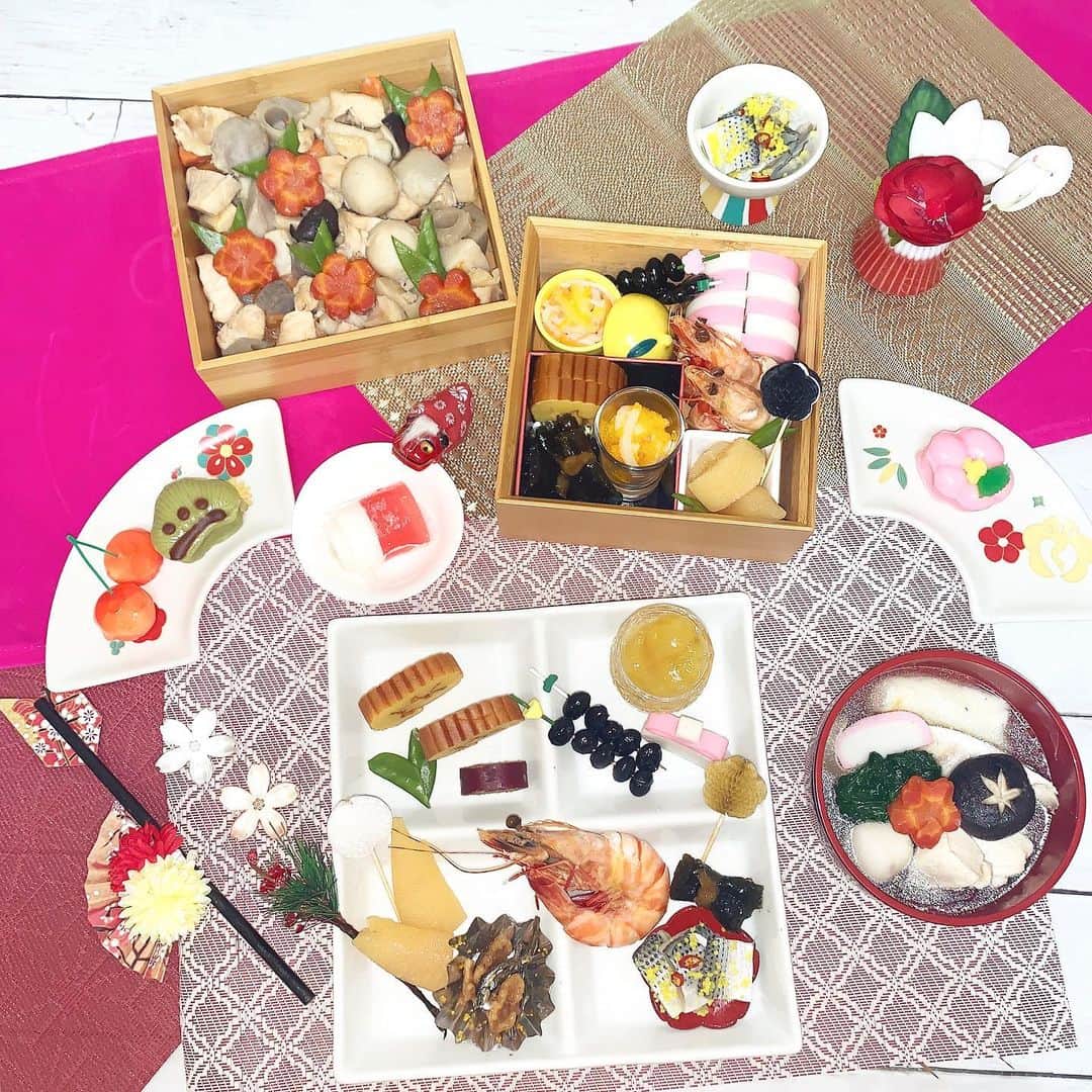 廣川奈々聖のインスタグラム：「今年のおせちはこんな感じになりました🐰🌸﻿ ﻿ 買ったものがほとんどだけど﻿ お皿に並べたり、詰めたりにめちゃくちゃ時間かけます……﻿ ﻿ 見た目大事！💯﻿ ﻿ ﻿ ﻿ ﻿ #お正月料理 #お正月準備 #おせち作り #おせちプレート #2020お正月 #お雑煮」
