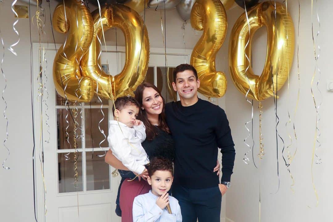 クリスチャン・ガンボアのインスタグラム：「Feliz año a todos .. Happy new year 2020 #2020 #family 🎇🎆」