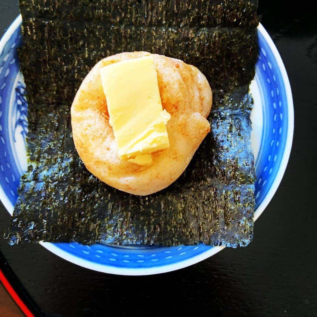 志摩有子さんのインスタグラム写真 - (志摩有子Instagram)「土楽窯　@dorakugama  でお土産に頂いたからすみ餅を焼いて、バターと一緒に磯部巻きに。これ本当に最高。お正月気分爆上がり。 #からすみ餅 #磯部巻き #贅沢」1月1日 22時10分 - ariko418