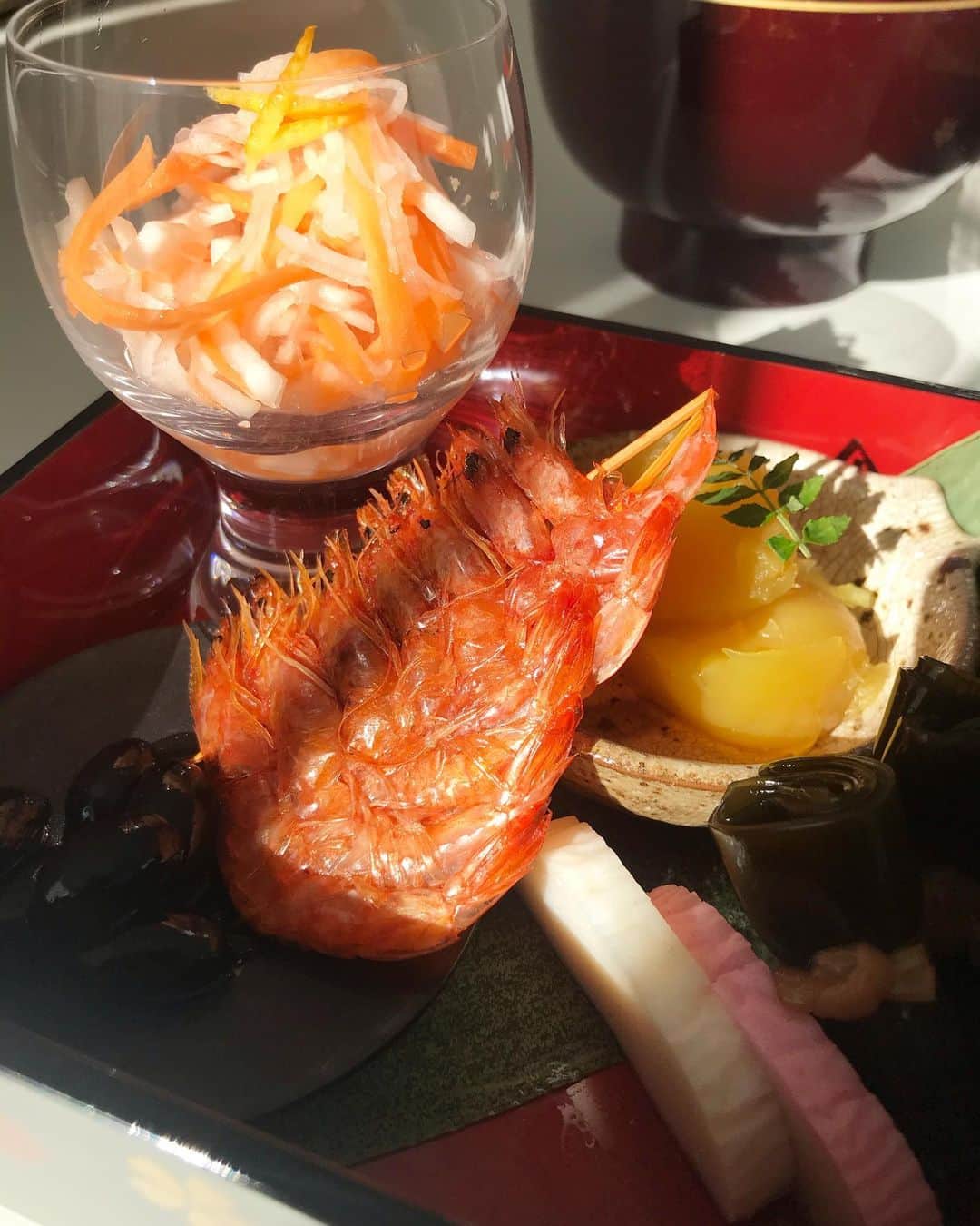 柏木作夢さんのインスタグラム写真 - (柏木作夢Instagram)「年間通して、正月が一番好きな行事。 クリスマスよりプールより花見よりひな祭りより、正月が好き  #nagimeshi #breakfast  #foodporn #japanesefood  #osechi #omotenashi #御節 #御節料理  #元旦 #正月」1月2日 9時03分 - samukashiwagi