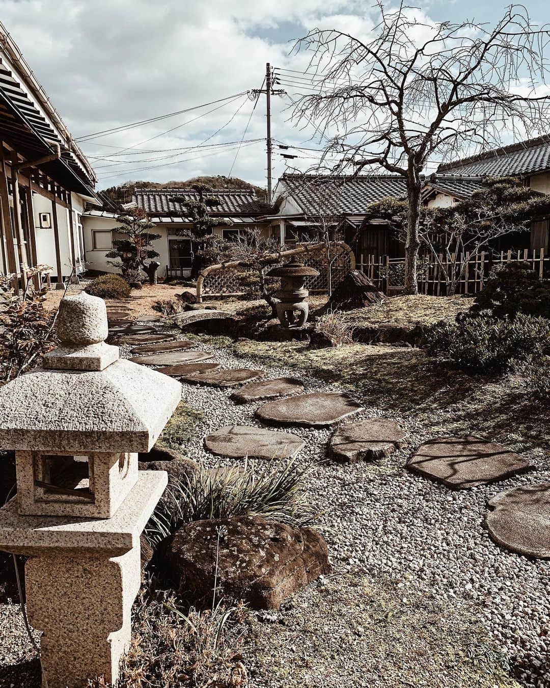 日下裕江さんのインスタグラム写真 - (日下裕江Instagram)「日本庭園  父の作った庭  父が日本庭園が好きで、 昔から色んな庭園を観て育った。  そんな影響で 私も日本庭園が好き💓  観ると癒される✨  #日本庭園 #庭 #庭園 #庭師 #日本庭園好き #父の造った庭　#japanesegarden」1月2日 7時36分 - hiroe___h