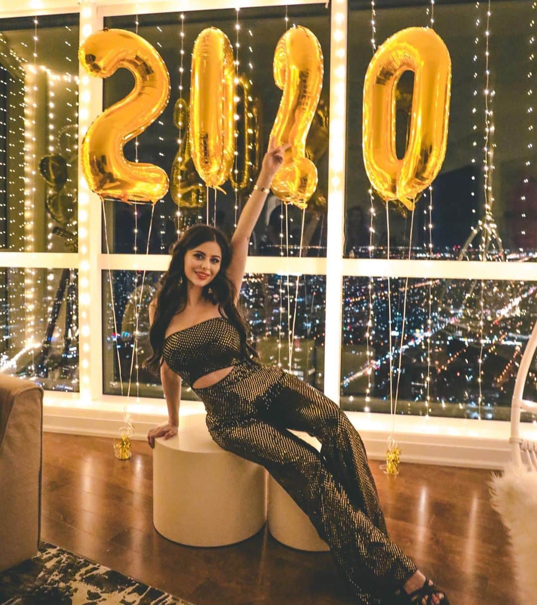 Azzyのインスタグラム：「Happy New Year my beautiful friends! ✨🥳 Remember to always take care of yourself and the people you love ❤️ I’ve learnt that’s all that matters. Not the financial success, physical possessions, or the status you have attained. It’s the people in your life who you care about and who care about you - that is the most valuable gift in life. #newyears #nye #2020」