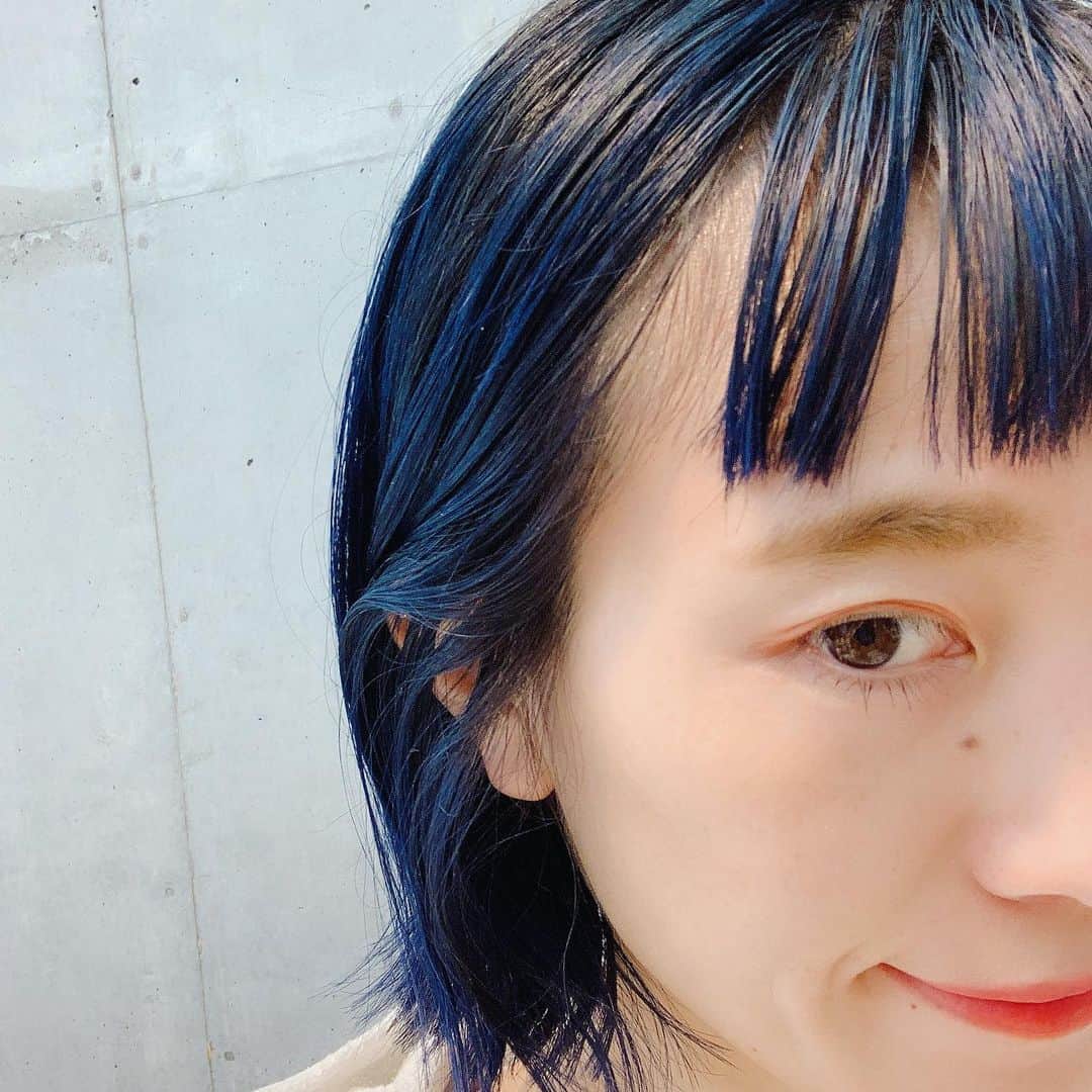 小松美緒のインスタグラム：「blue〜🦋 年末に髪をブルーにしてもらいました。 思い切って。 とっても良き！　 ありがとう　@siika_shimada_arata」