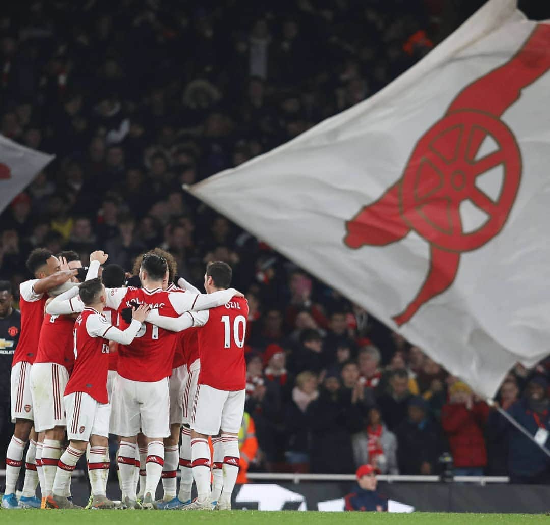 メスト・エジルのインスタグラム：「#YaGunnersYa ❤ From the team performance to the atmosphere ... a great night at the Emirates. Happy New Year!!! 🙏🏼 #3points #M1Ö」
