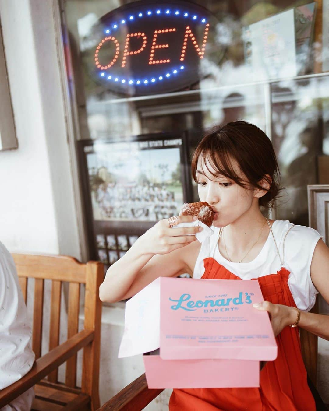 喜田彩子さんのインスタグラム写真 - (喜田彩子Instagram)「﻿ ﻿ Leonard's Bakery.﻿ ﻿ マラサダを食べるとき、砂糖がボロボロ落ちるからこの口になる😗😗﻿ そして、少し前かがみで脇が上がる。﻿ ﻿ だけど、ボッロボロ落ちてる砂糖😀﻿ ﻿ ﻿ ﻿ #hawaii #ハワイ #하와이 #waikiki #ワイキキ #オアフ #oahu #aloha #travel #trip #旅行 #여행 #hawaiitrip #冬休み #wintervacation #vacation #여름방학 #子連れHawaii #子連れハワイ #子連れ旅行 #子連れtrip #Leonards #レナーズ #マラサダ #malasada #ドーナツ #donuts #喜田家の冬休み2019 #ayakida_trip ﻿」1月2日 7時53分 - ayacokida