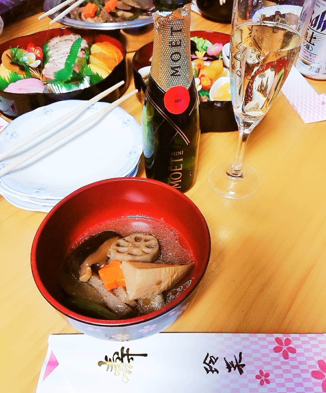 足立玲菜さんのインスタグラム写真 - (足立玲菜Instagram)「昨日はお雑煮とかおせちを沢山いただきました！美味しかった～♥️ 普段お酒あんまり飲まないけど昨日はちょっとシャンパンを飲んでしまった🍸  そして年末に仕込んでおいたリンゴをまたアップルパイにしました🤤 美味しい～♥️幸せ～ପ(⑅ˊᵕˋ⑅)ଓ  #お雑煮 #お雑煮大好き #おせち #お節料理 #japanesefood #newyear #osechi #osechiryori #omochi #お正月 #お正月料理 #リンゴフィリング #りんご #アップルパイ #おもち #つきたての餅が食べたい #」1月2日 7時55分 - reina_adachi