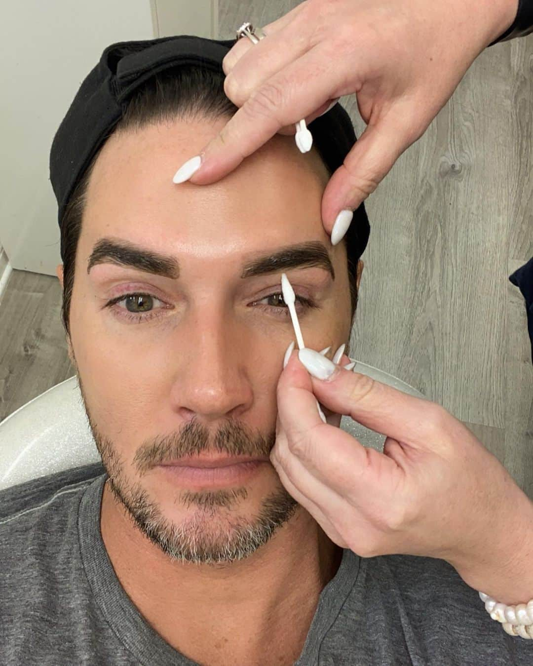 ポール・ノートンさんのインスタグラム写真 - (ポール・ノートンInstagram)「HAPPY NEW BROW! Thank you @browsby_snow for always keeping me looking fresh and giving me my 20/20 vision back! You guys gotta check her out at @leobypaulnorton #takecareofyourself #browsbysnow」1月2日 7時58分 - paulnortonhair