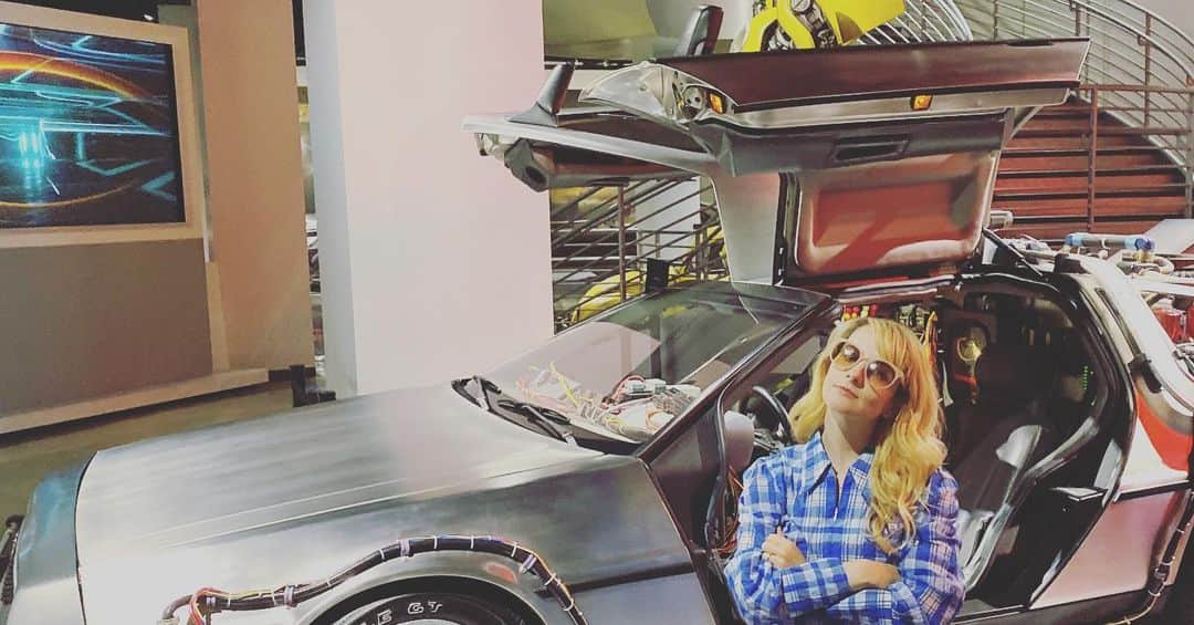 メリッサ・ラウシュのインスタグラム：「In 1989 I set my DeLorean for 2020...and it took a second, but here we are! Wishing you all a VERY HAPPY NEW YEAR! 🎆」