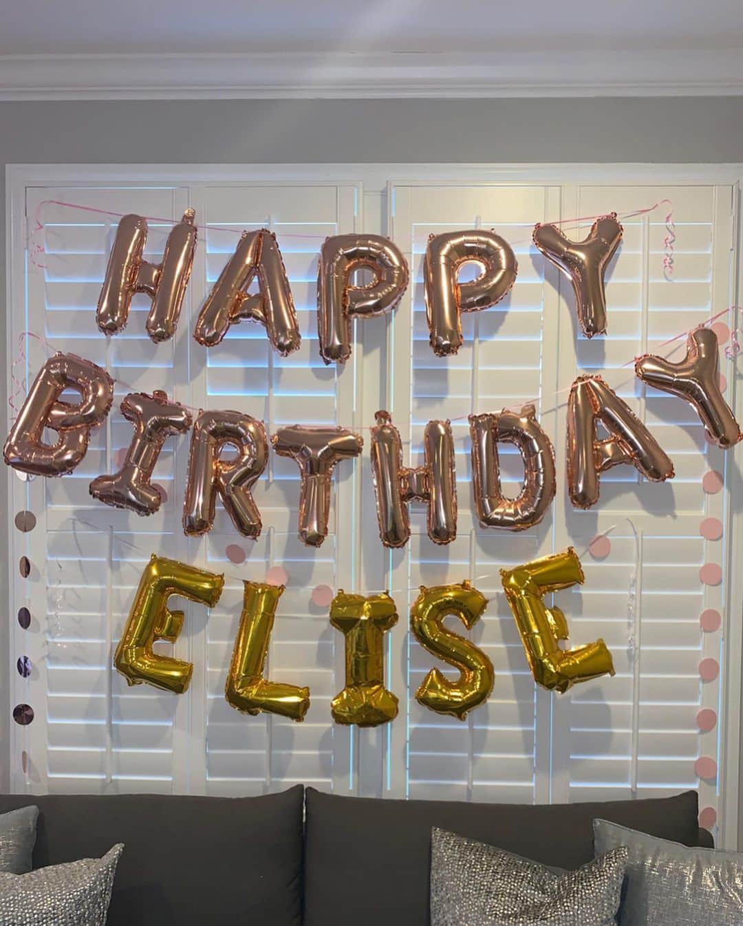 Elise Lobbさんのインスタグラム写真 - (Elise LobbInstagram)「HAPPY NEW YEAR !!! 💓🤍🥳🎂🧁 thank you for all the birthday wishes! So thankful and blessed to have such amazing people in my life !! Can’t wait to see what 2020 has in store! 🥰」1月2日 8時22分 - eliselobb