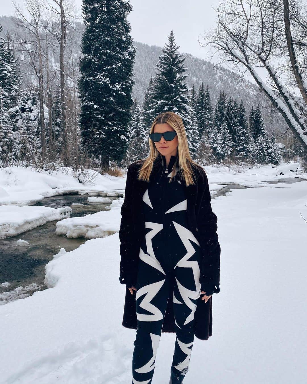 ソフィア・リッチーのインスタグラム：「Moments after this picture the ice broke under my feet and i was standing in a lake.. 😩」