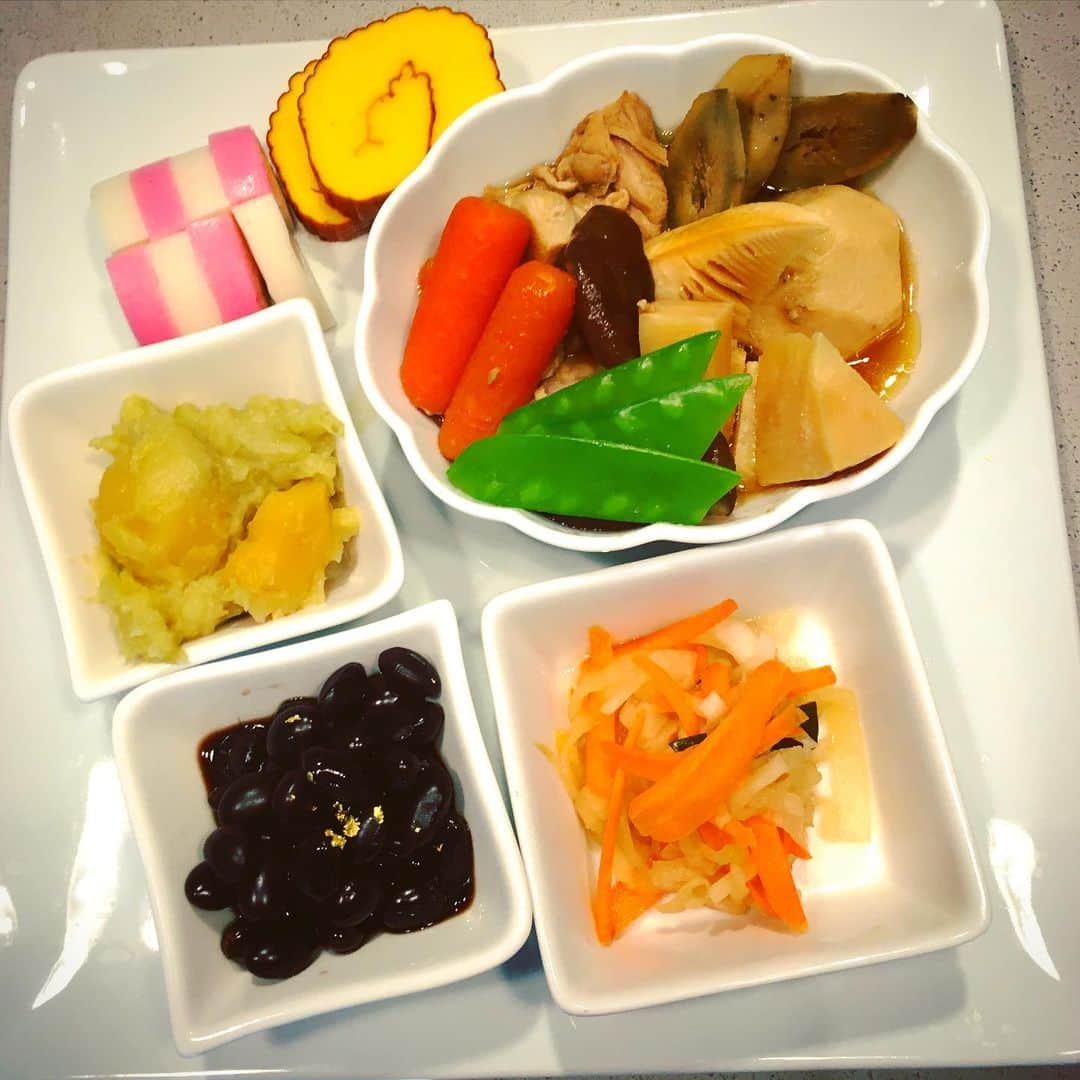 納富有沙さんのインスタグラム写真 - (納富有沙Instagram)「. Happy New Year 2020!!!🎍🌅🎍 My friend gave me such a wonderful Osechi, Japanese traditional food for the New Year's Holidays! I'm happy~ . . . あけましておめでとうございます。 2020年はこんなに素敵なおせち料理から始まりました🤩 お友達がお裾分けしてくれたんだけど、こんな素晴らしいおせちがアメリカにあるかね！？！いや、ない！(反語) 美味しすぎて幸せ〜な元日です💞 2020年も謙虚に貪欲に、をモットーに精進します。 皆様今年もどうぞよろしくお願い致します☺️ . . . #happynewyear #newyear #2020 #japanesefood #traditionalfood #osechi  #japan #usa #actress  #あけましておめでとうございます #ハッピーニューイヤー #2020年 #おせち #幸せ」1月2日 8時26分 - arisa_noutomi