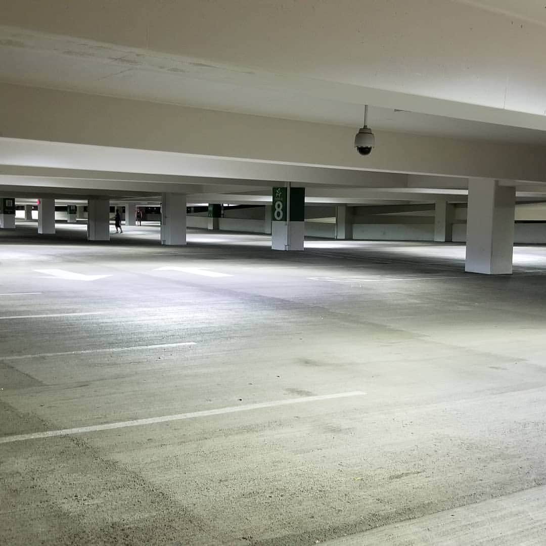 瀬川慶さんのインスタグラム写真 - (瀬川慶Instagram)「Happy New year 2020! #hawaii #aloha #happynewyear2020 #alamoanashoppingcenter #parking  #ハワイ #アロハ #新年明けました　#2020年　#アラモアナショッピングセンター #駐車場から #地味だけど #意外と穴場 #今年もよろしくお願いします」1月2日 8時32分 - kei.segawa