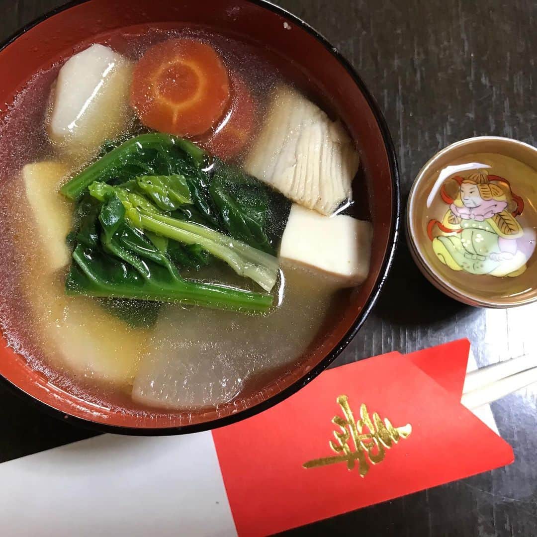 小谷あゆみのインスタグラム：「あけましておめでとうございます 実家のお雑煮 ブリのだしにおすましです」