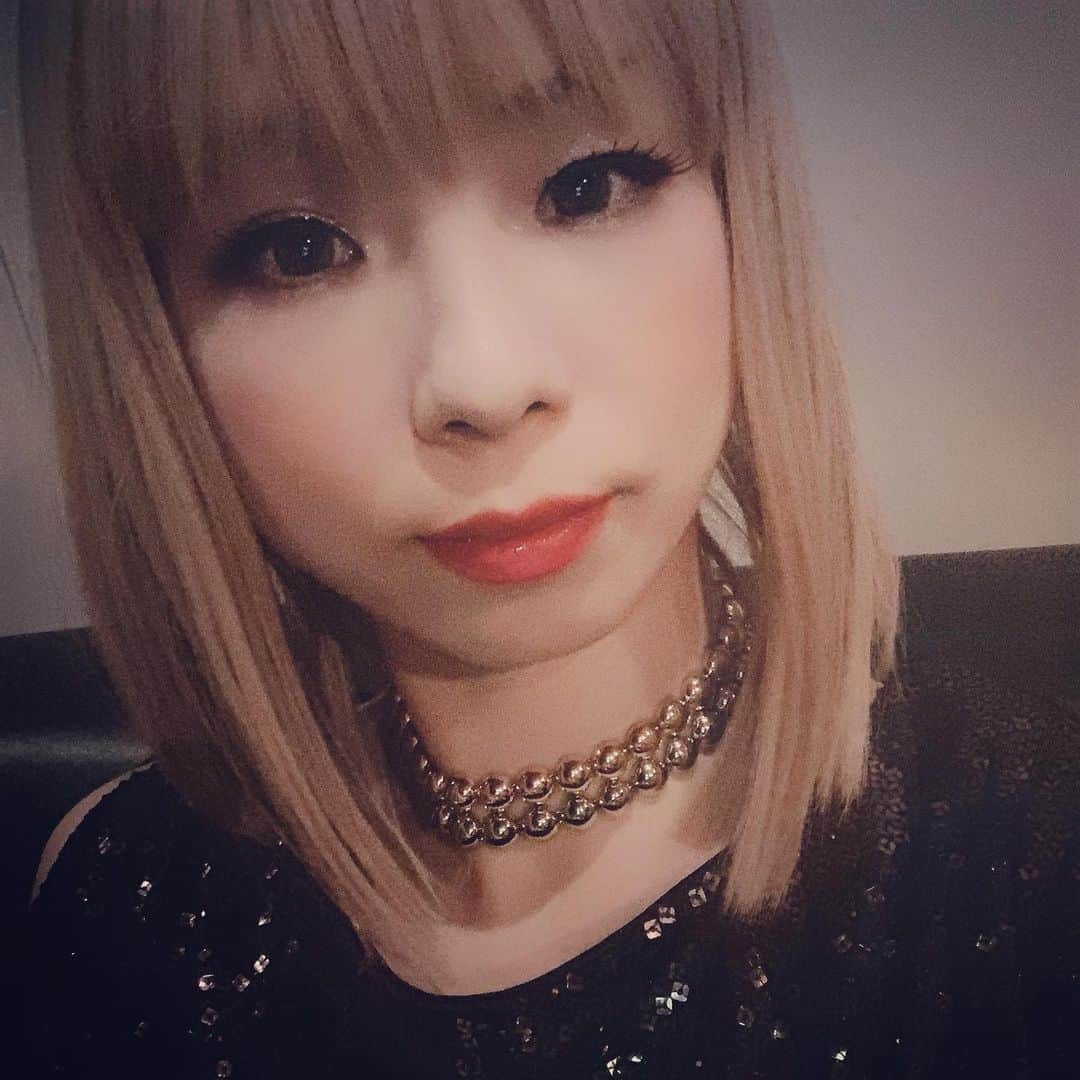 こしじまとしこのインスタグラム：「🎍 大晦日の夜からくしゃみがまだ止まらない🤧 （たぶんアレルギー） 今日の予定は保湿ティッシュを買いに行く…だけです🤗 choker: @shiki_fs #shiki_fs #shiki」