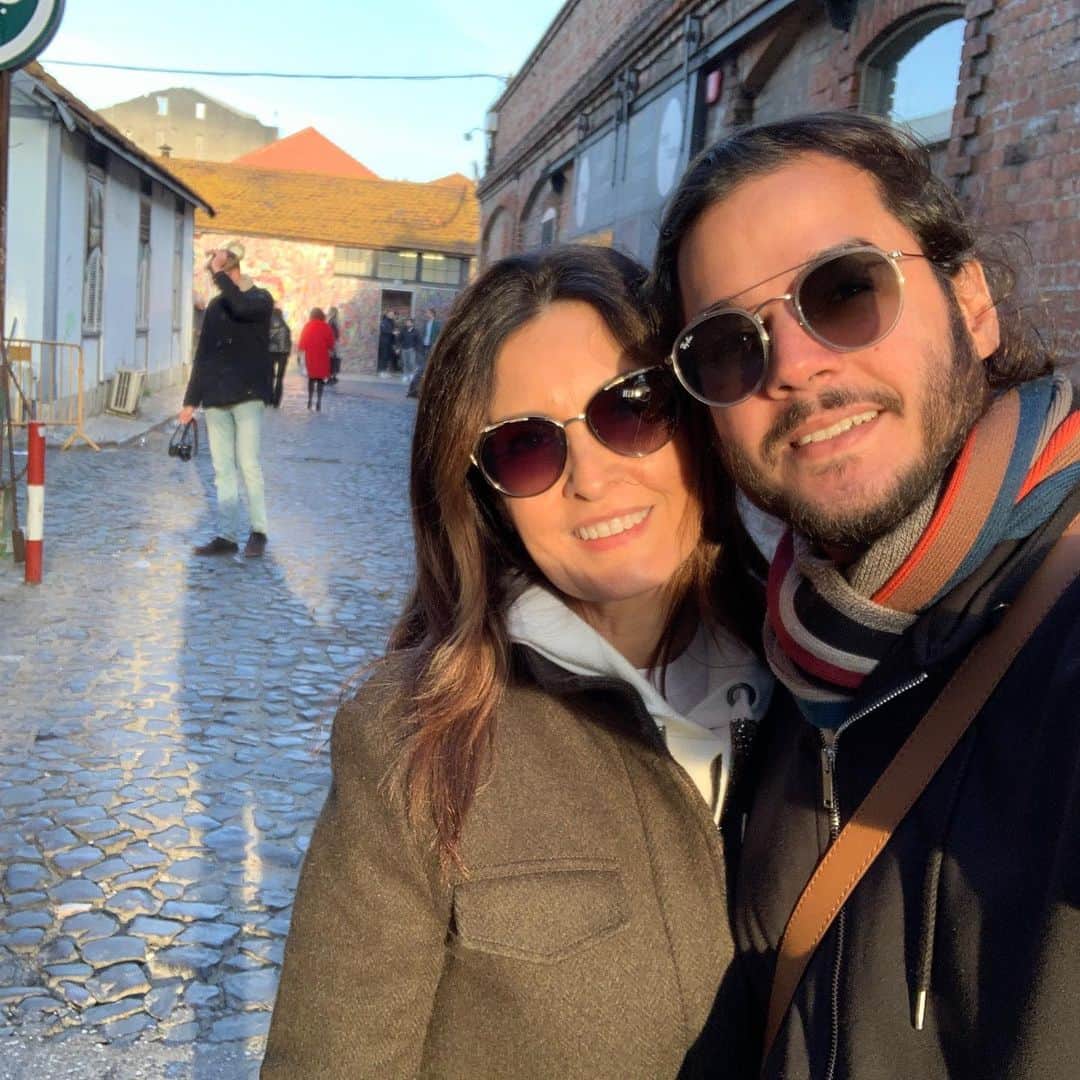 ファチマ・ベルナルデスのインスタグラム：「A tecelagem e outras indústrias não estão mais lá, mas os espaços - exatamente como eram - foram ocupados por restaurantes, bares, café, oficinas de arte, ateliers, escritórios de design. A indústria hj é da criatividade e do consumo consciente. Diversão e cultura ressignificaram as construções antes vazias. E assim, uma outra área de Lisboa ganha vida e turistas e movimento. Adoramos o primeiro passeio de 2020.」