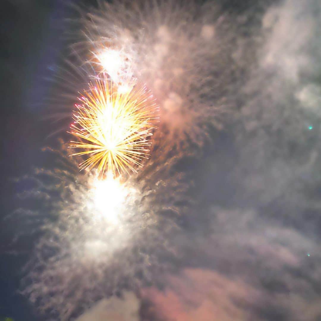 ヴォーン・チピアーさんのインスタグラム写真 - (ヴォーン・チピアーInstagram)「#happynewyear #2020 #yearoftherat #manzanillo #beachtime #fireworks #shesawesome」1月2日 8時39分 - vchipeur