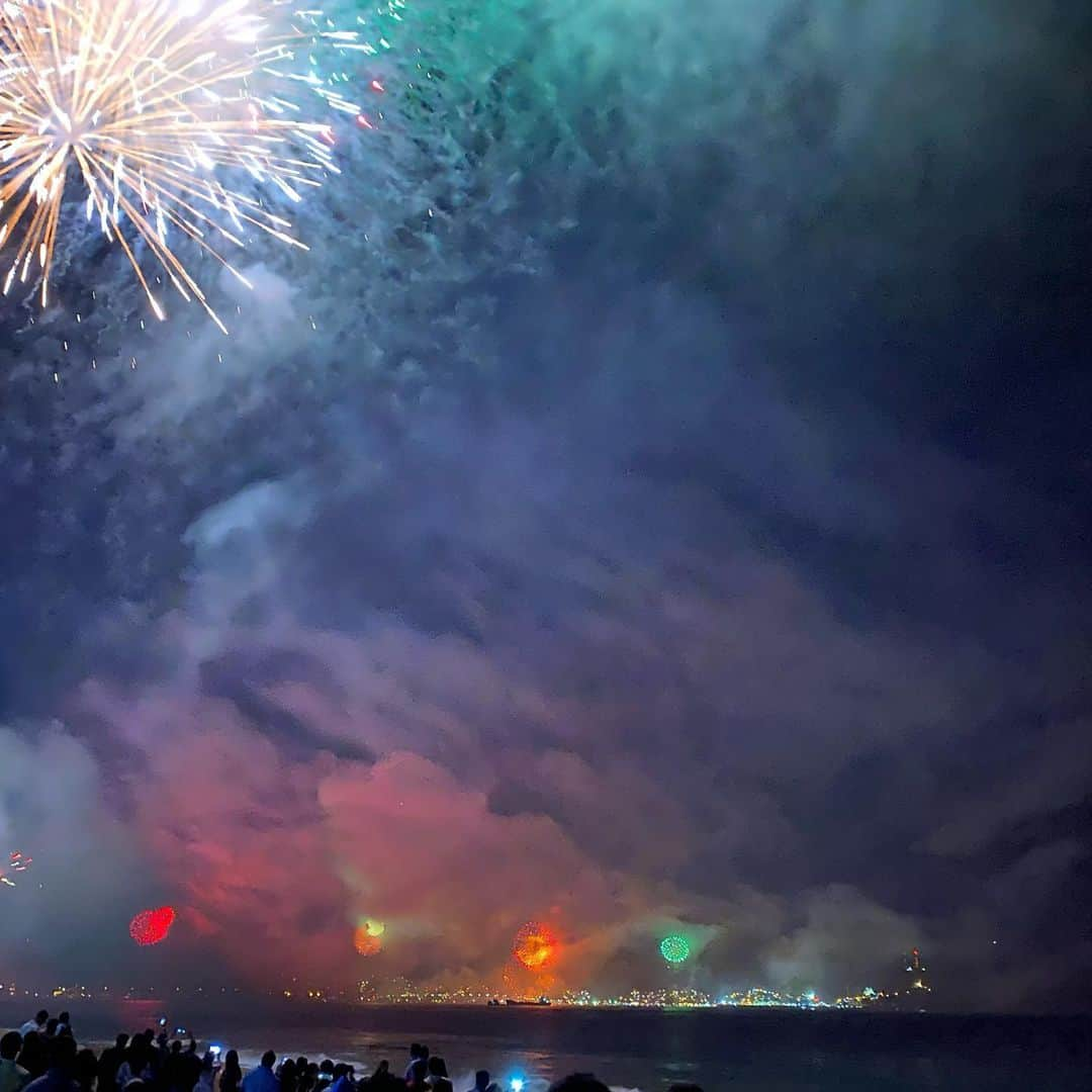 ヴォーン・チピアーさんのインスタグラム写真 - (ヴォーン・チピアーInstagram)「#happynewyear #2020 #yearoftherat #manzanillo #beachtime #fireworks #shesawesome」1月2日 8時39分 - vchipeur