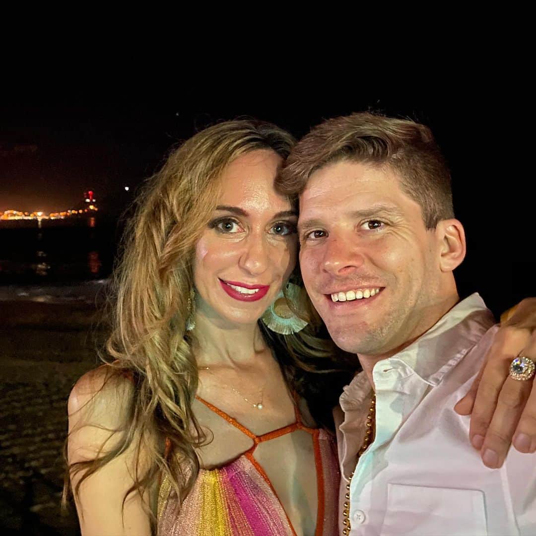 ヴォーン・チピアーのインスタグラム：「#happynewyear #2020 #yearoftherat #manzanillo #beachtime #fireworks #shesawesome」